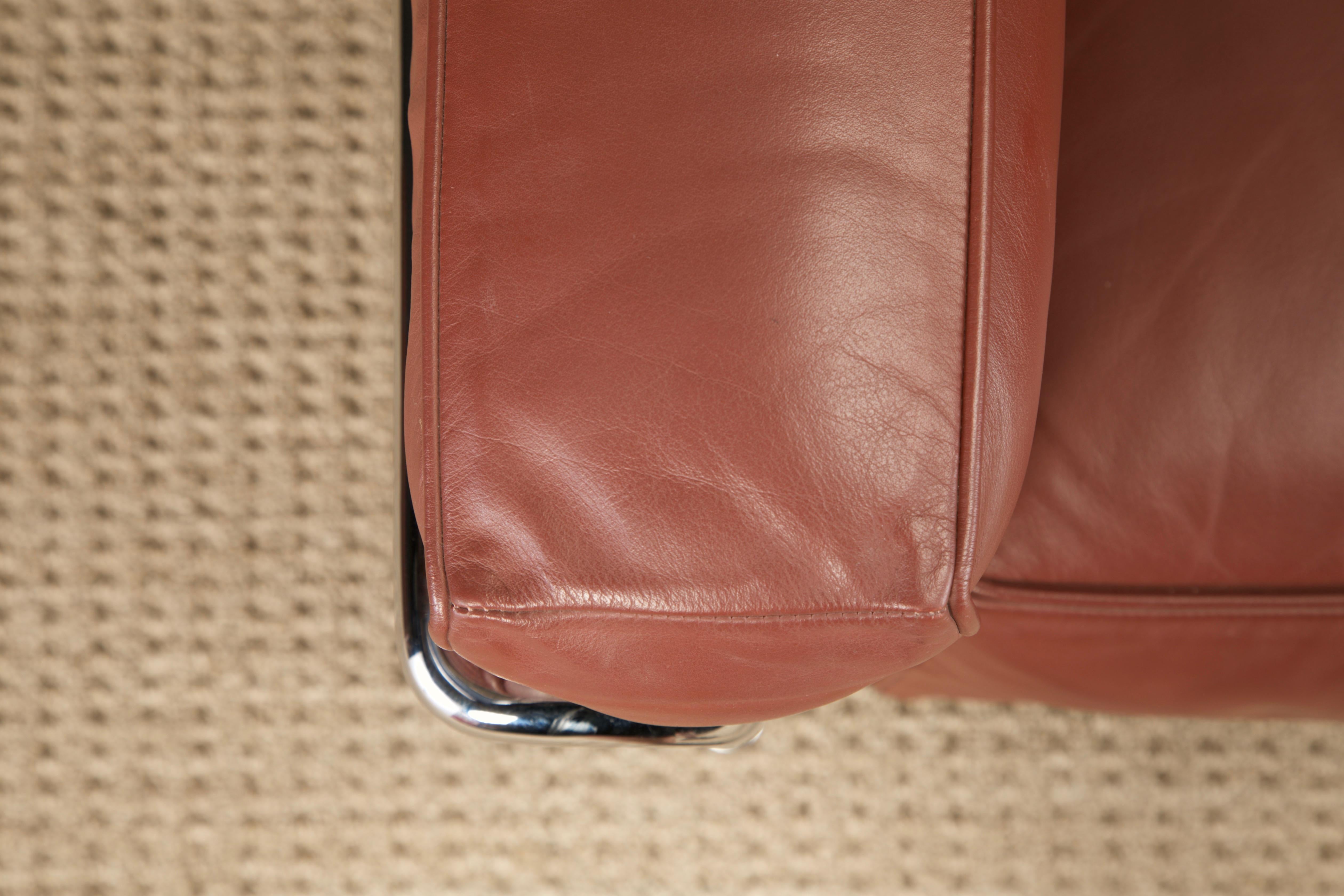 Coppia di poltrone club in pelle 'LC2' di Le Corbusier per Cassina, anni '70 circa, Firmate in vendita 8