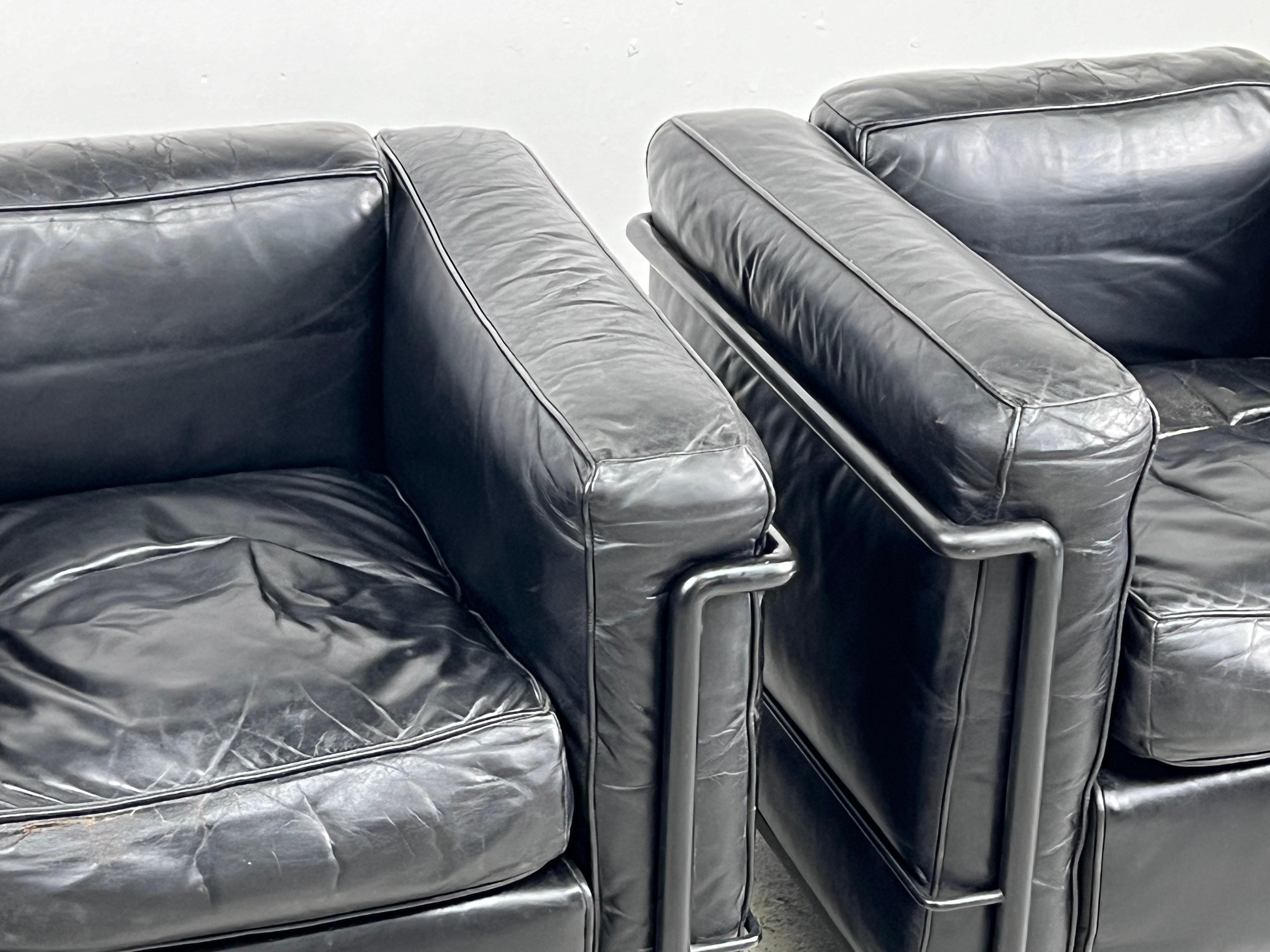 Paire de chaises longues LC2 de Le Corbusier pour Cassina en vente 2