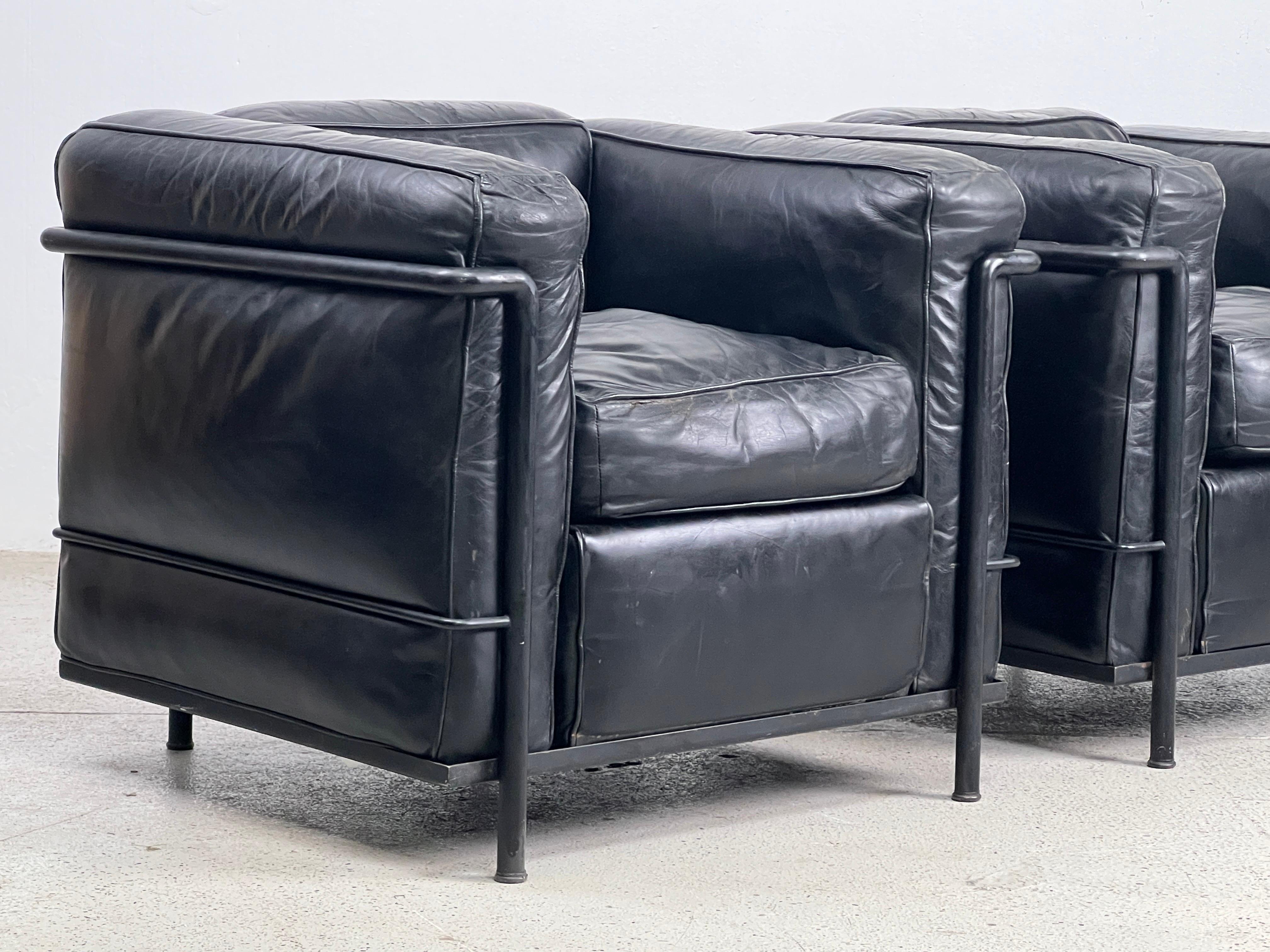 Paire de chaises longues LC2 de Le Corbusier pour Cassina en vente 3