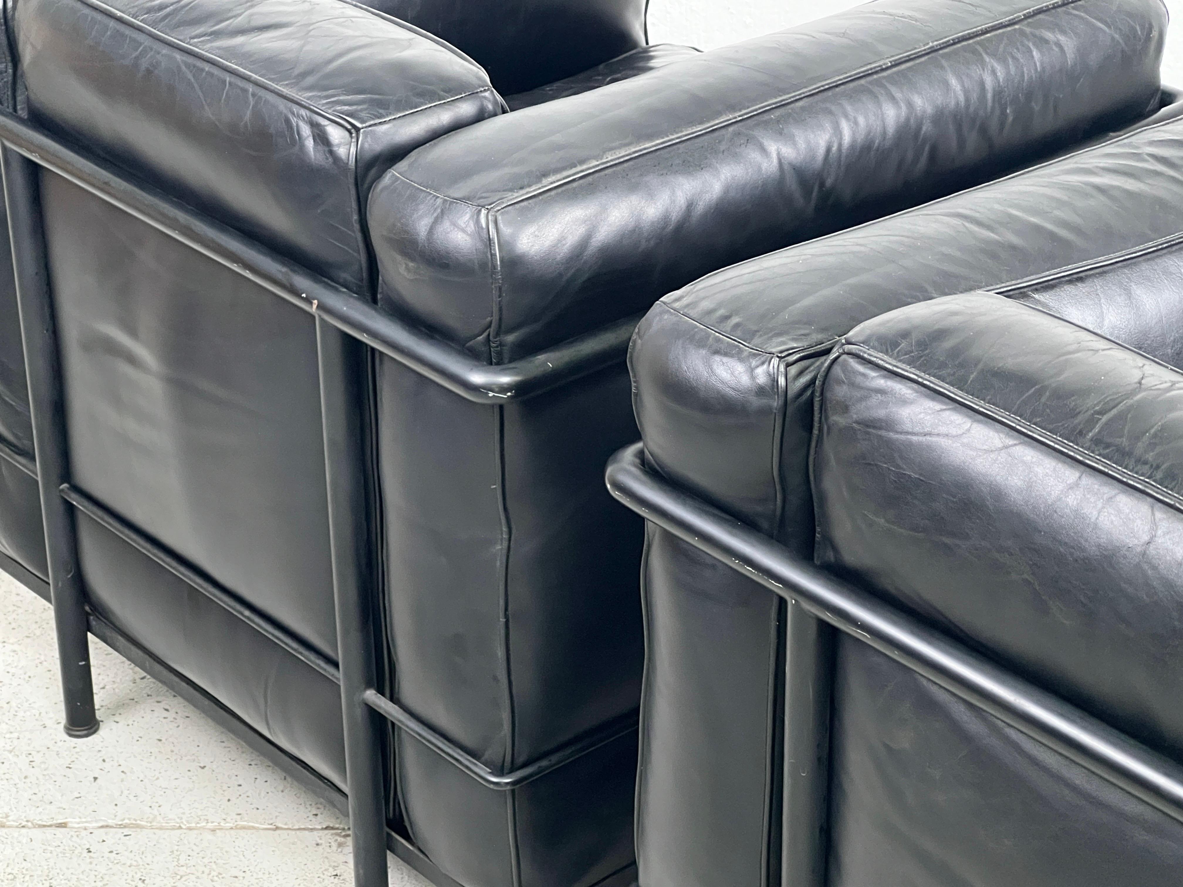 Paire de chaises longues LC2 de Le Corbusier pour Cassina en vente 7