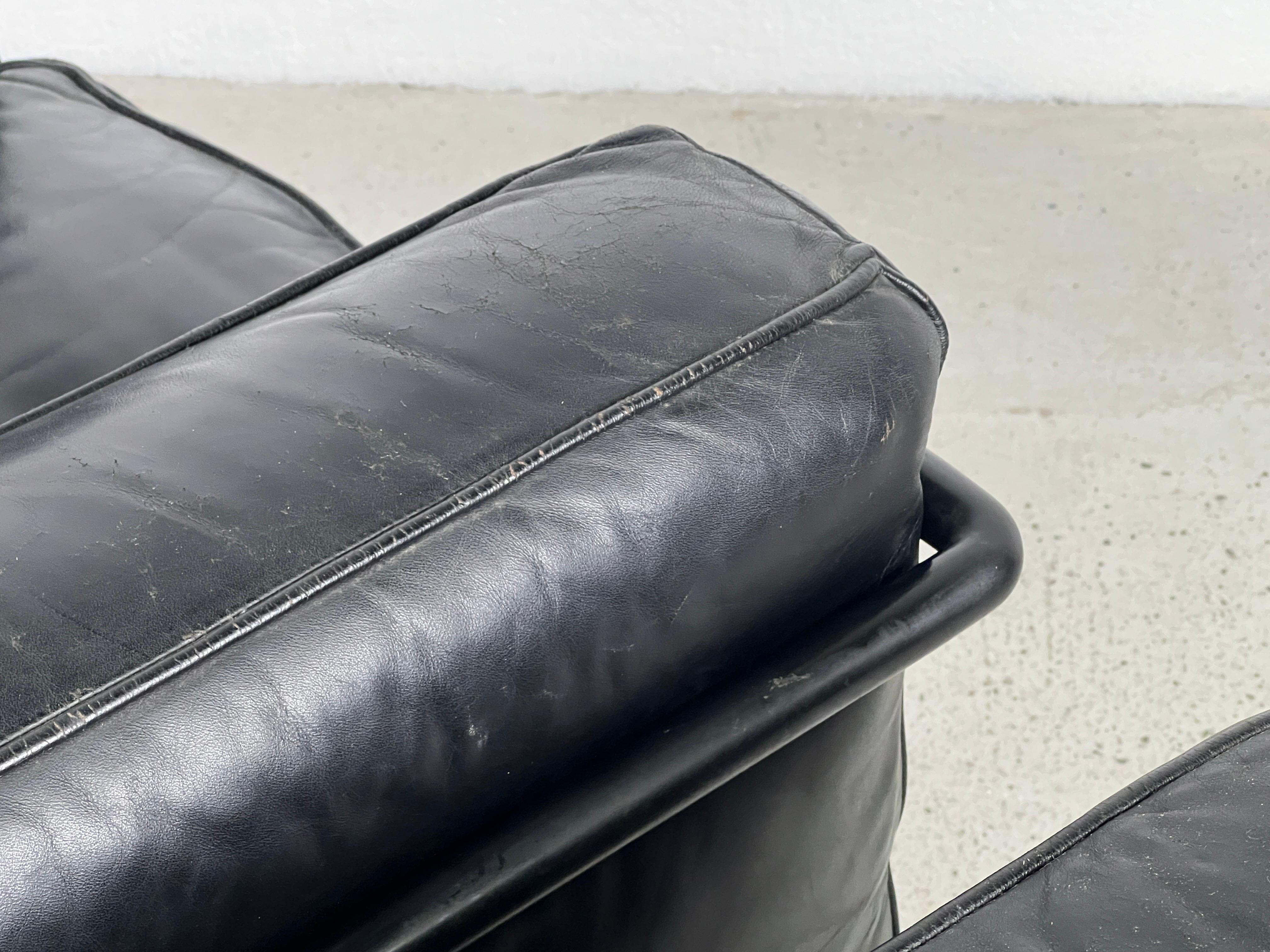 Paire de chaises longues LC2 de Le Corbusier pour Cassina en vente 11