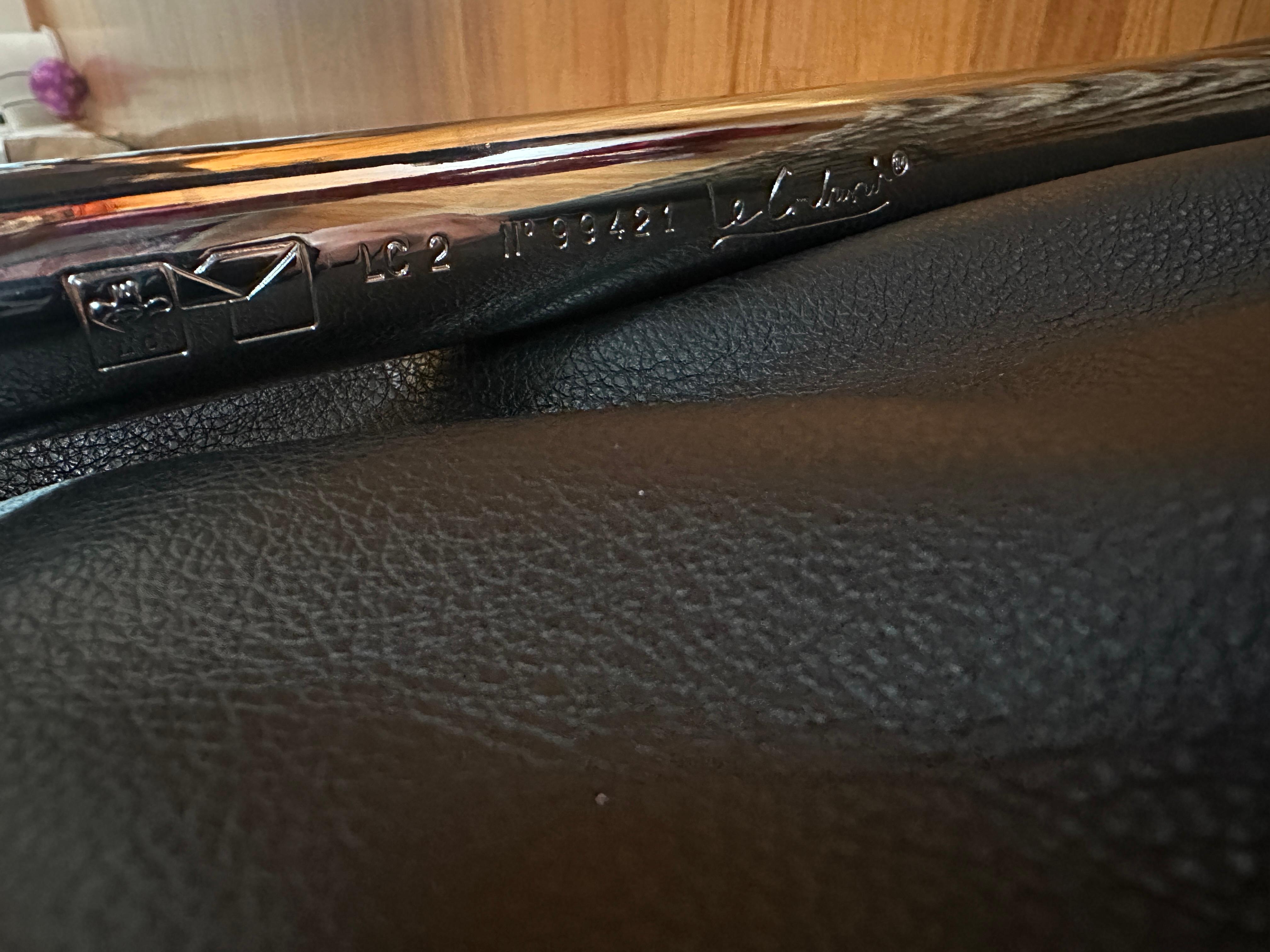 Paar LC2 Loungesessel von Le Corbusier für Cassina im Angebot 13