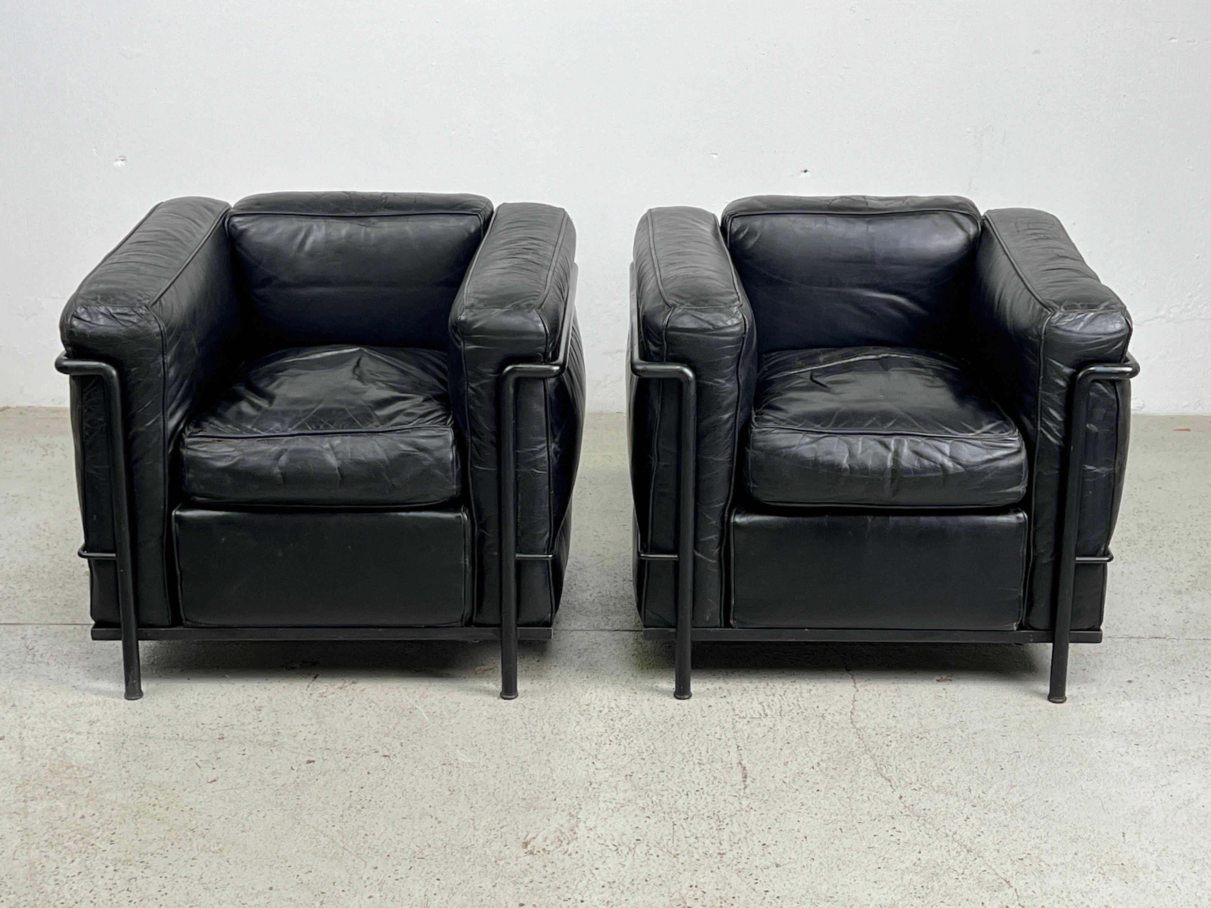 Paire de chaises longues LC2 de Le Corbusier pour Cassina en vente 1