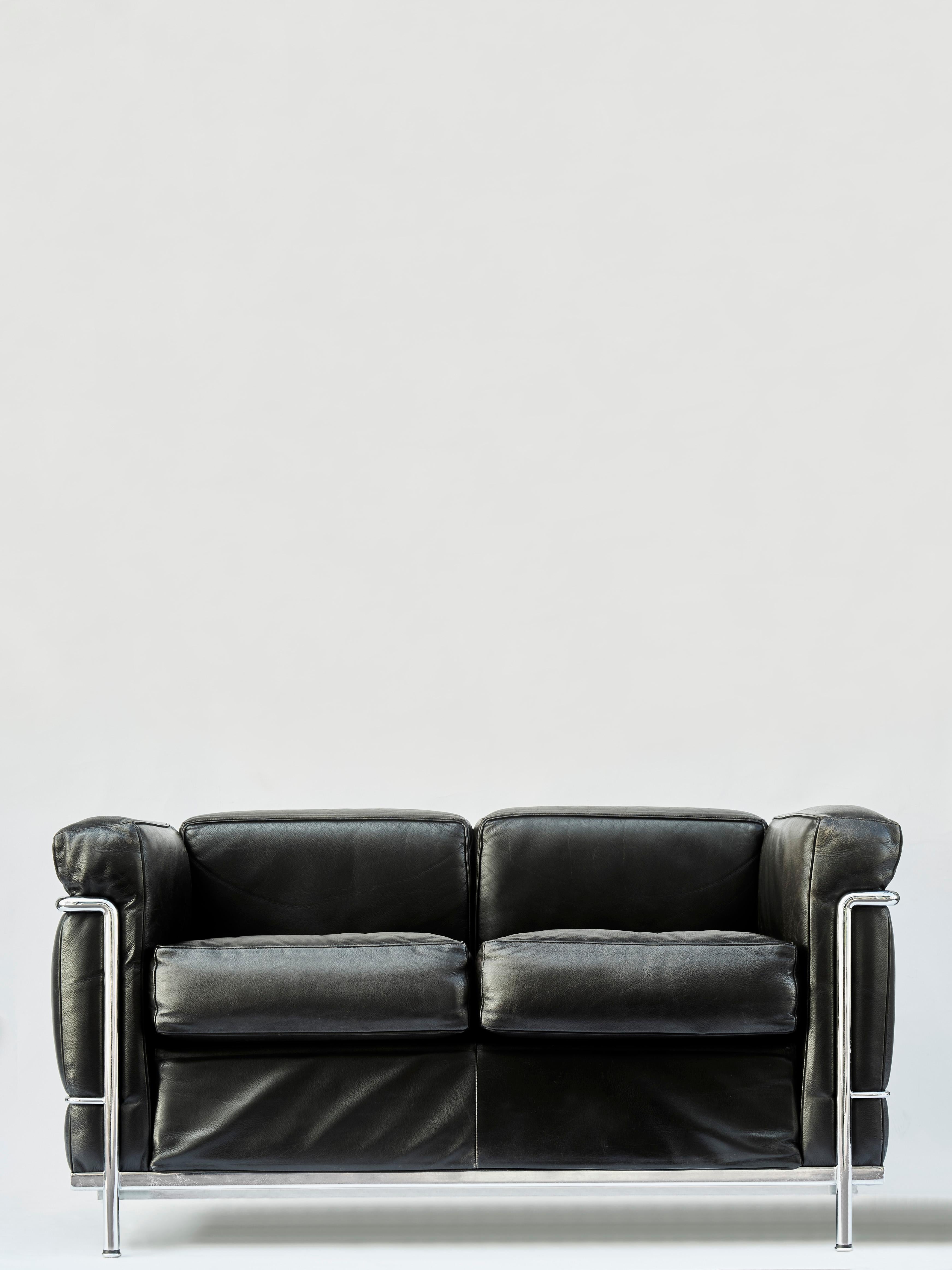 Pair of sofas made of polished chrome-plated steel frame and leather cushion.

Designed by Le Corbusier, Pierre Jeanneret and Charlotte Perriand, and edited by Cassina in 1978.

Engraved logo, signature and serial number on the