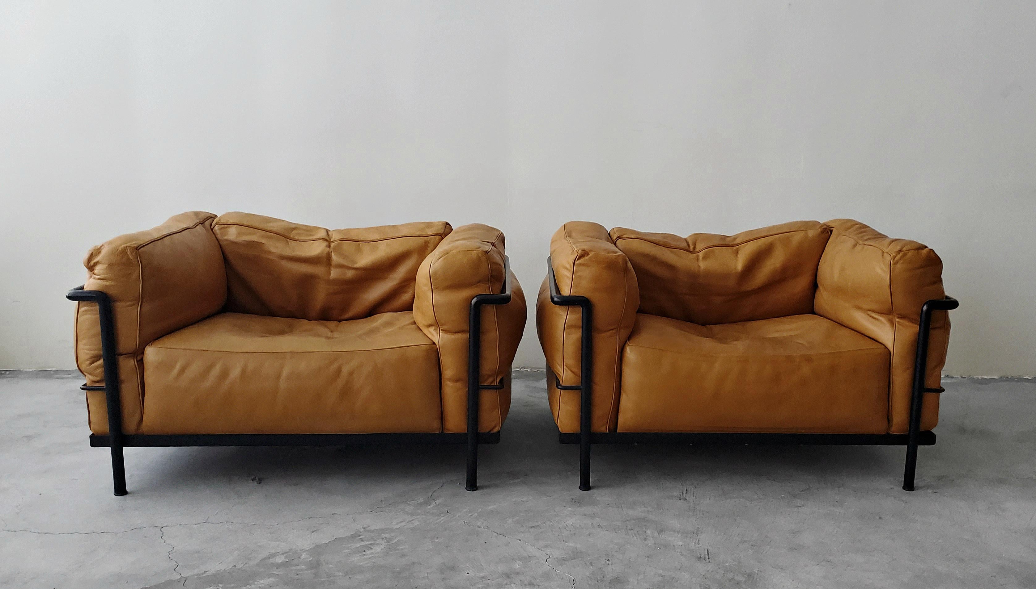 Ein Paar LC3 Cassina Grand Modele-Sessel von Le Corbusier im Zustand „Gut“ in Las Vegas, NV