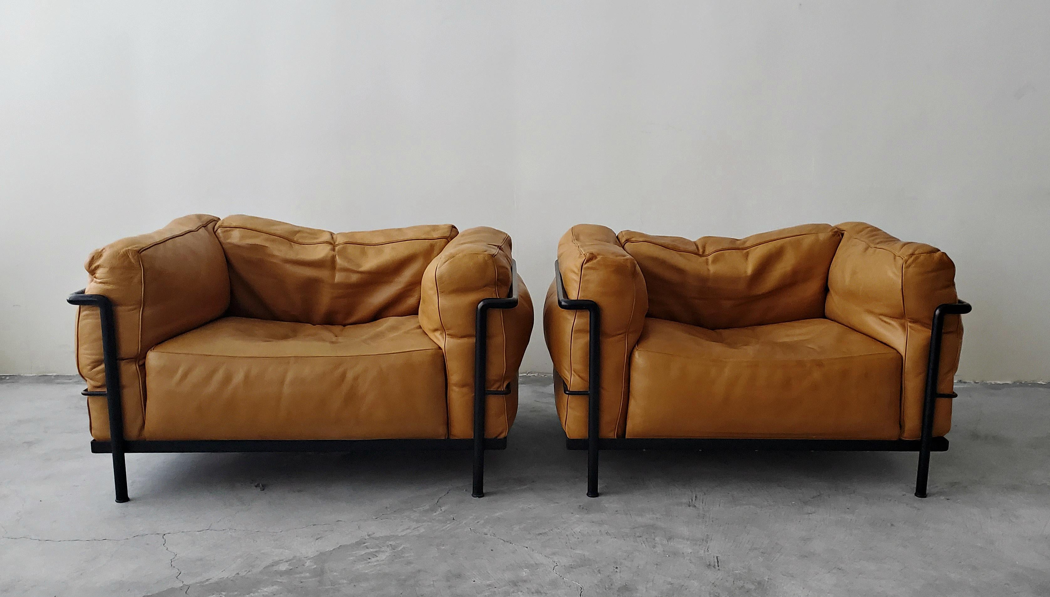 Pair of LC3 Cassina Grand Modele Down Armchairs by Le Corbusier In Good Condition In Las Vegas, NV
