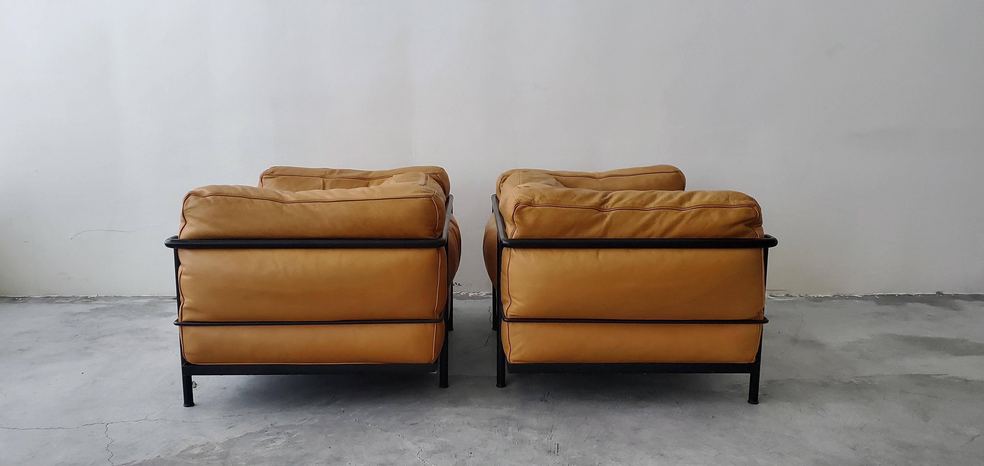 20ième siècle Paire de fauteuils en duvet LC3 Cassina Grand Modèle par Le Corbusier