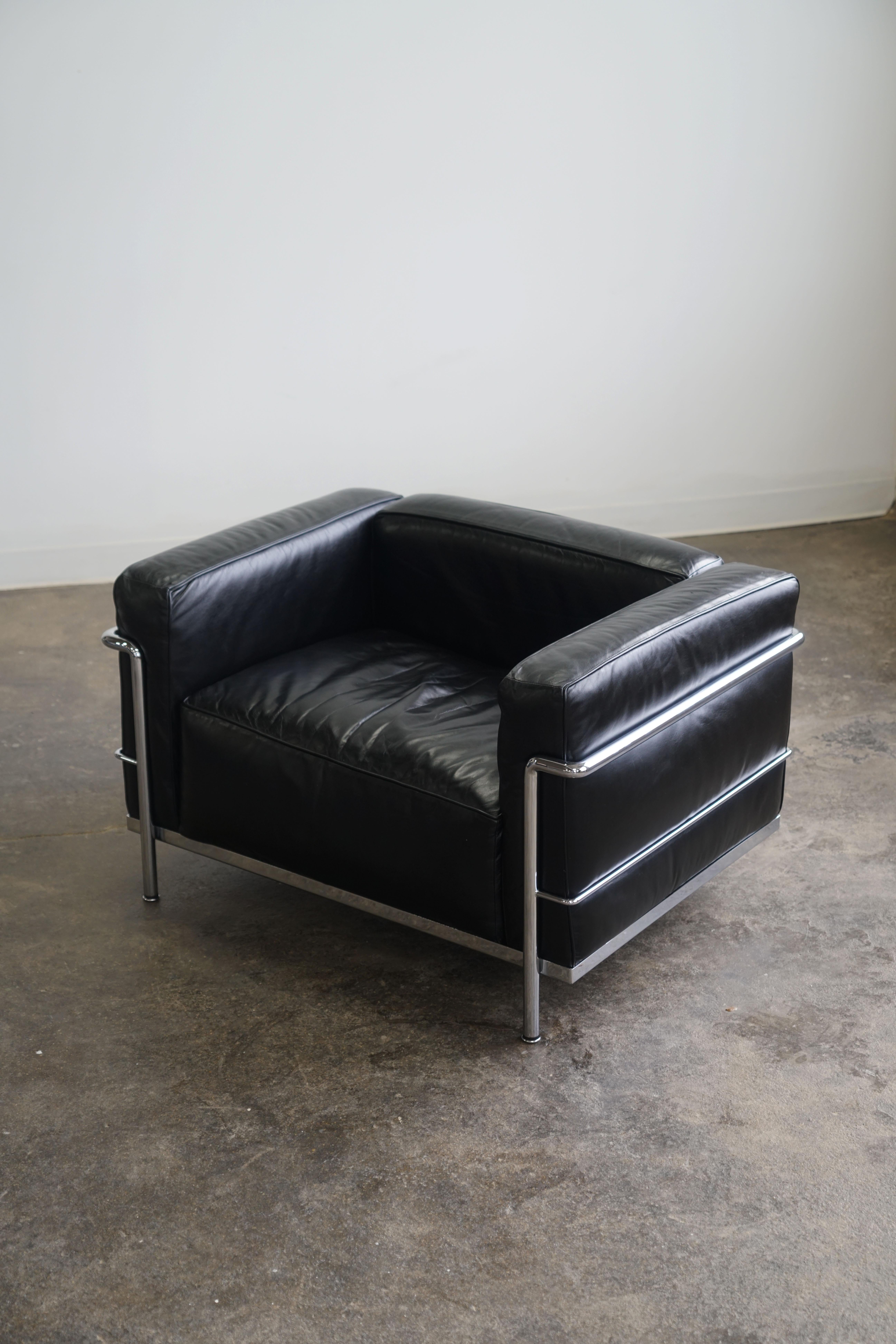 Chrome Pair of LC3 Grand Modele Armchairs by Le Corbusier for Cassina, black leather For Sale
