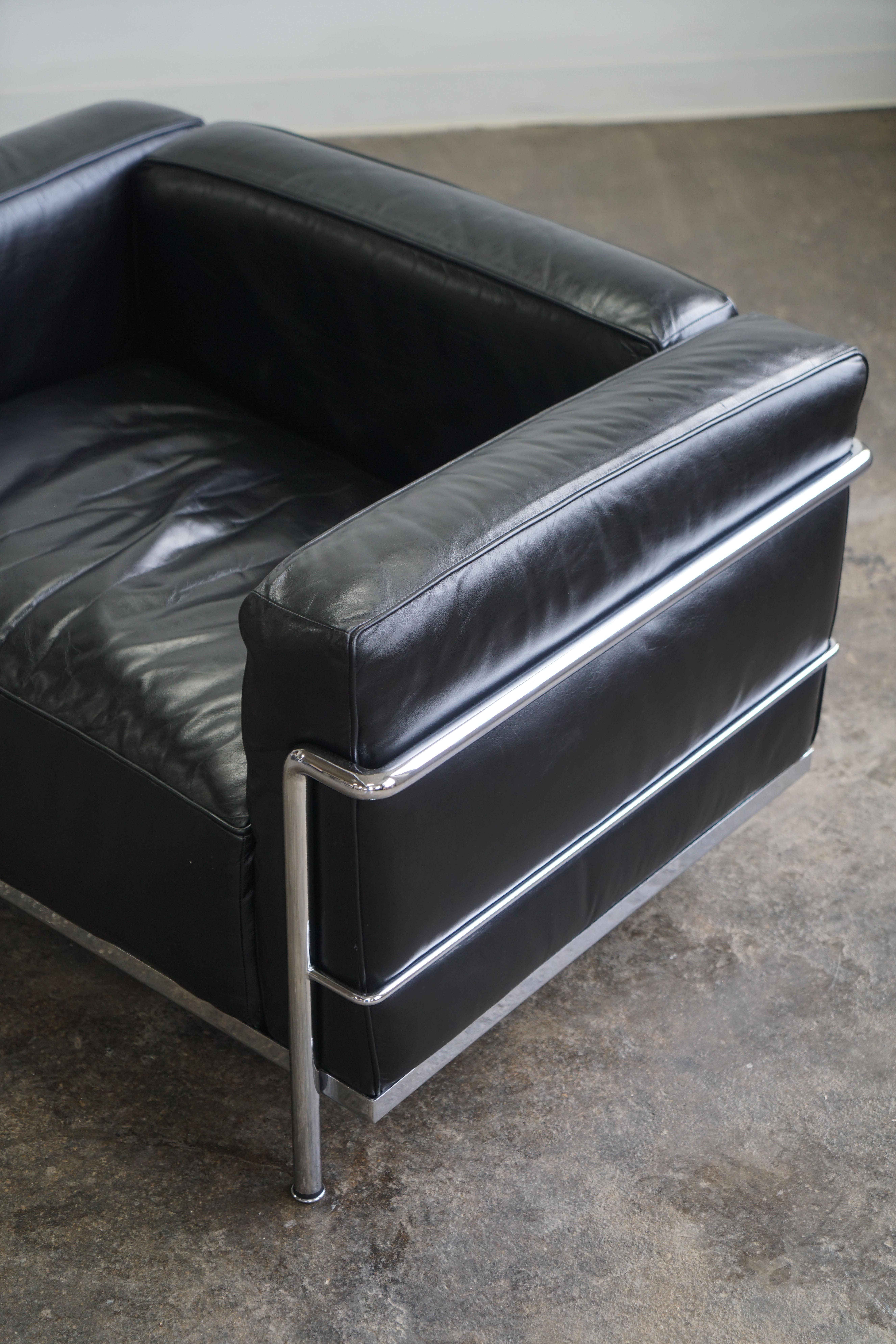 Pair of LC3 Grand Modele Armchairs by Le Corbusier for Cassina, black leather For Sale 1