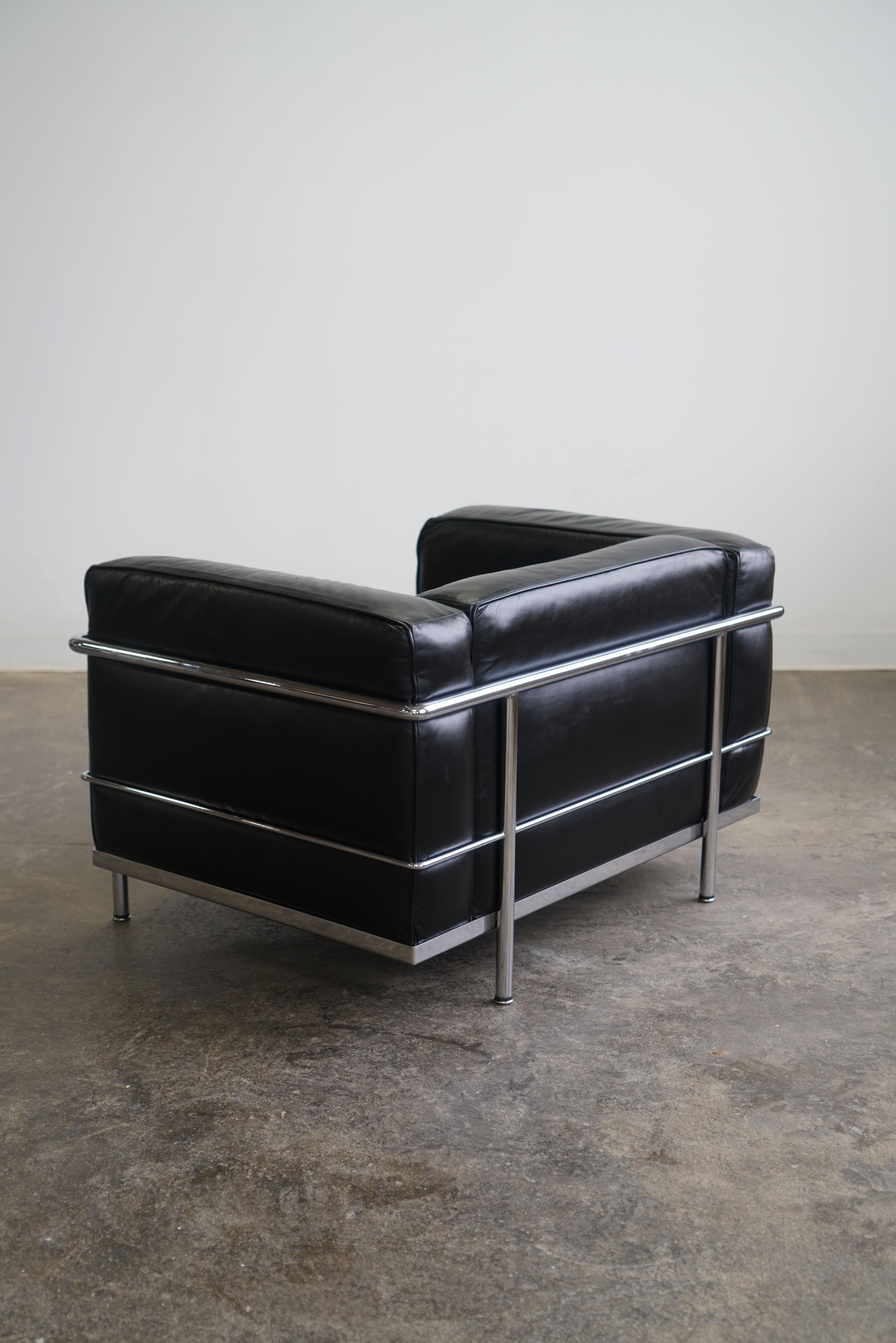 Paire de fauteuils LC3 Grand Modele de Le Corbusier pour Cassina, cuir noir en vente 5