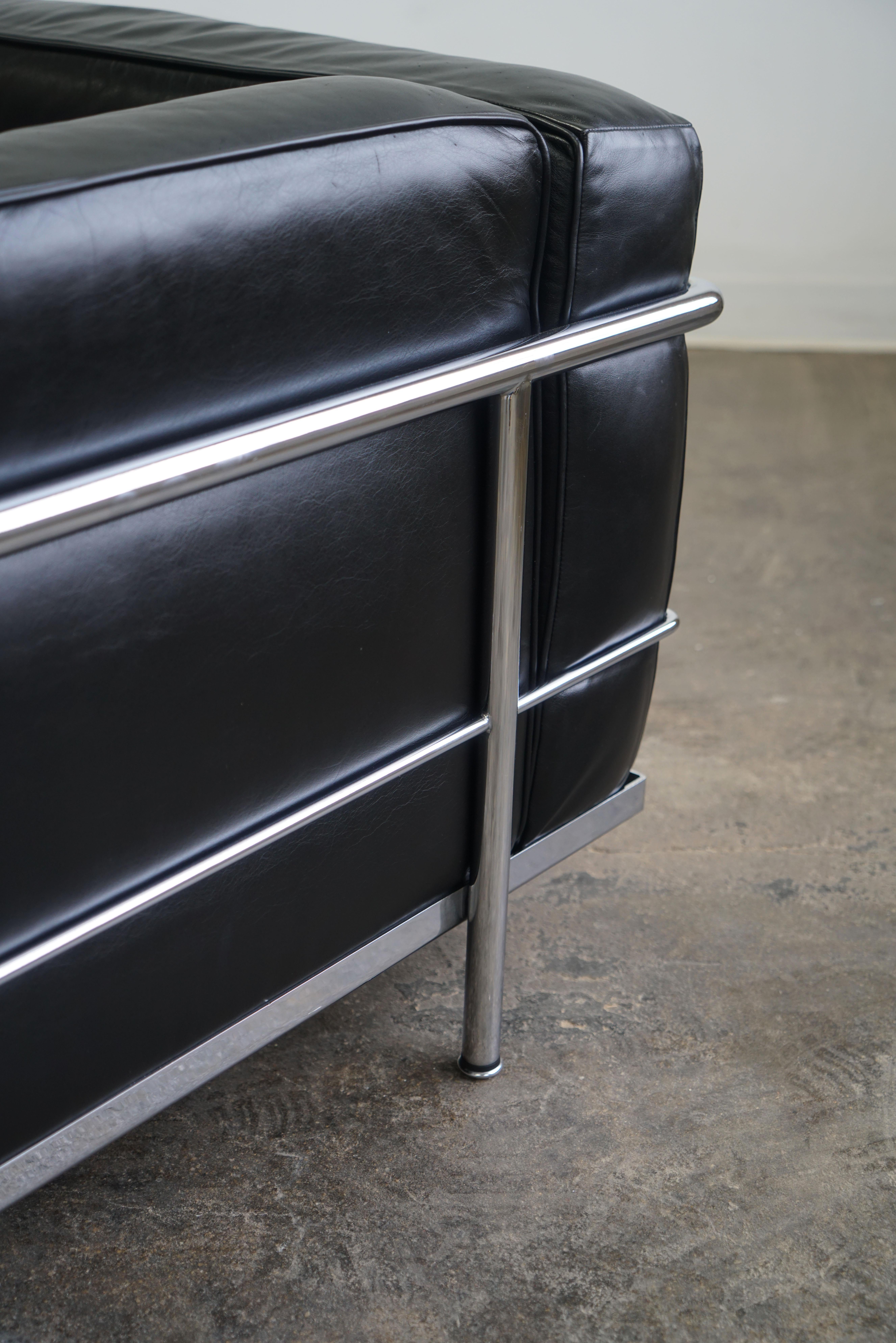 Ein Paar LC3 Grand Modele-Sessel von Le Corbusier für Cassina, schwarzes Leder im Angebot 6