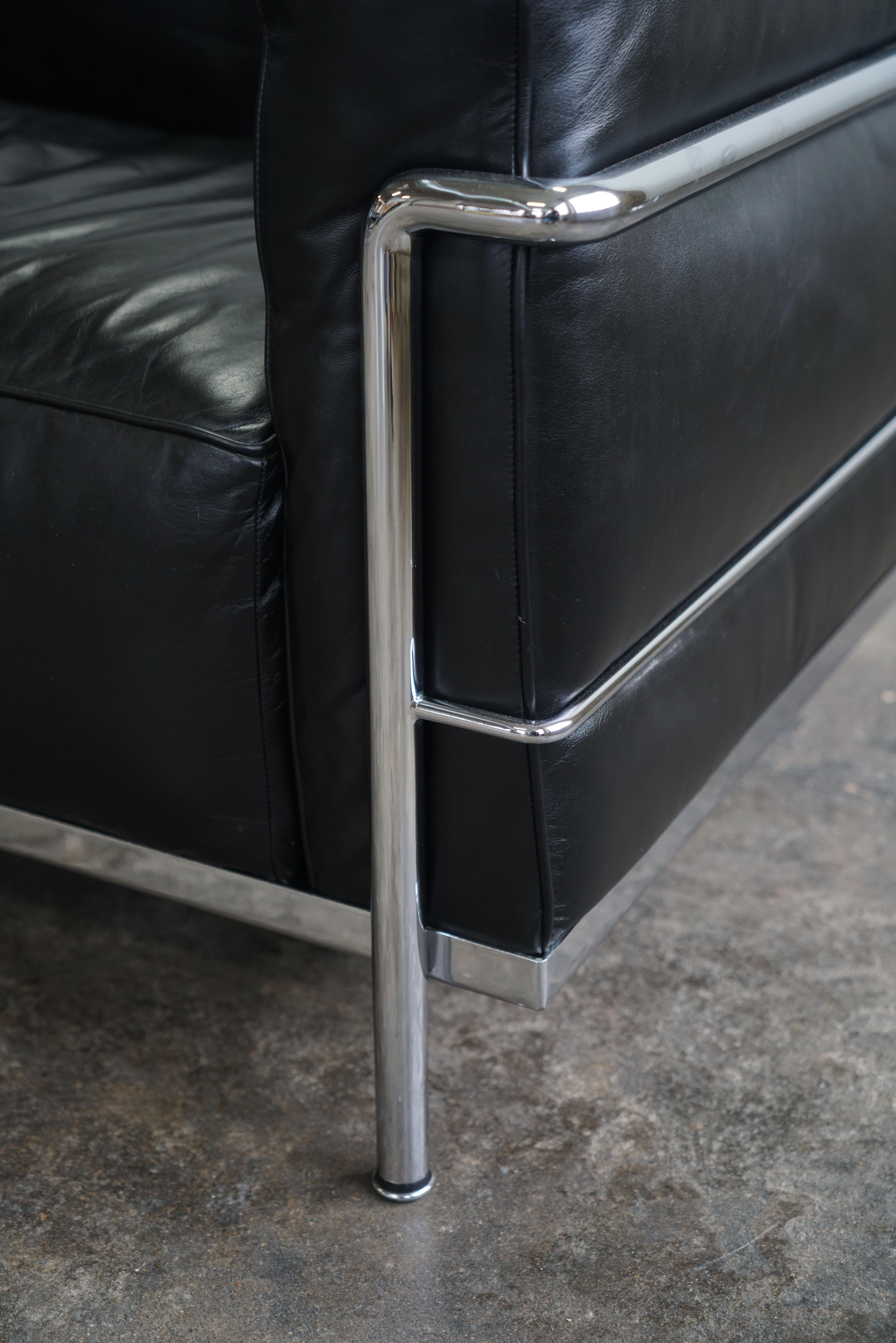 Paire de fauteuils LC3 Grand Modele de Le Corbusier pour Cassina, cuir noir en vente 7