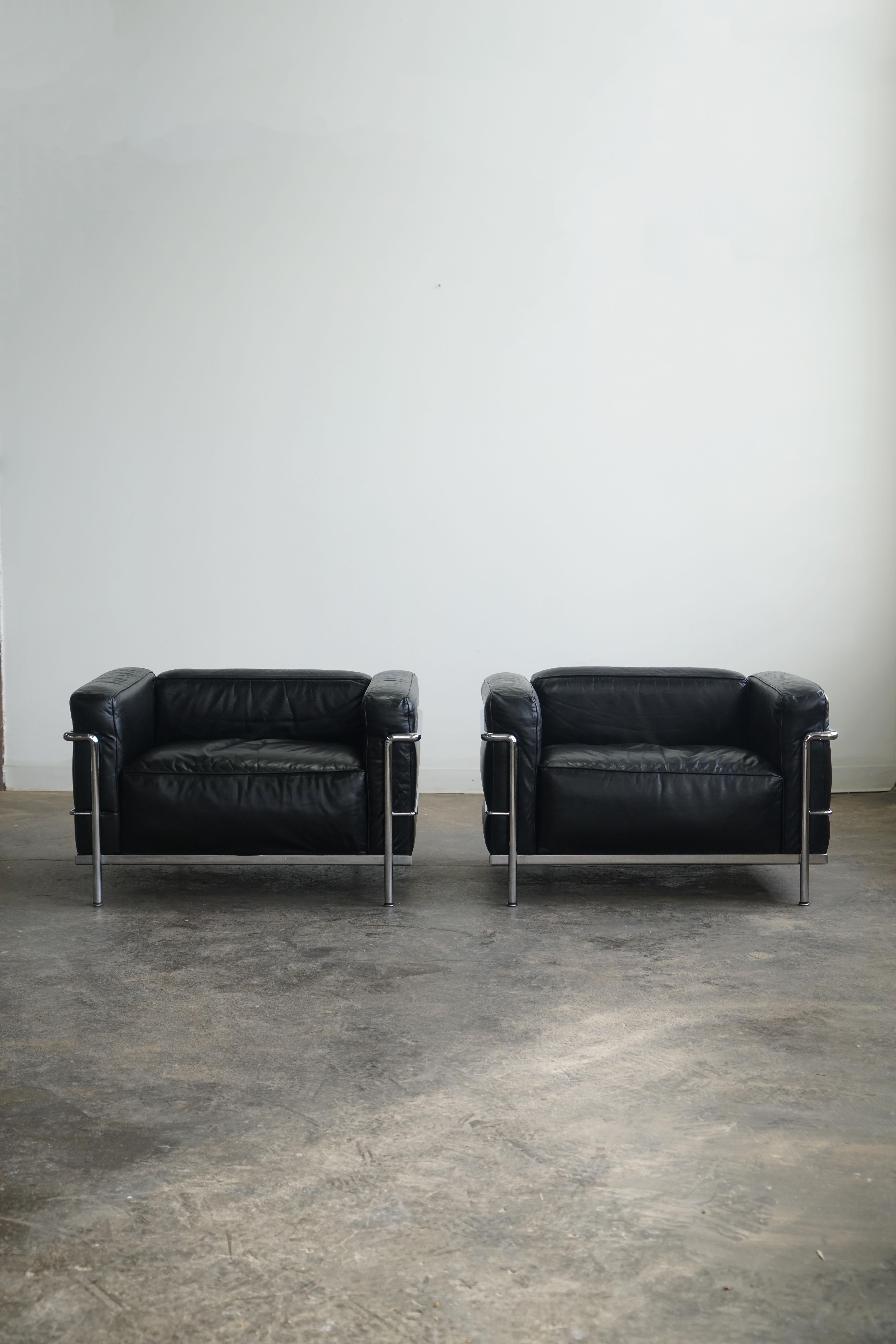 Ein Paar LC3 Grand Modele Sessel für Cassina.
Schwarzes Leder und verchromter Stahl.

Der LC3, einer der berühmtesten Stühle, wurde 1928 von Le Corbusier, Pierre Jeanneret und Charlotte Perriand entworfen. Der Stuhl ist ein wahres Symbol für