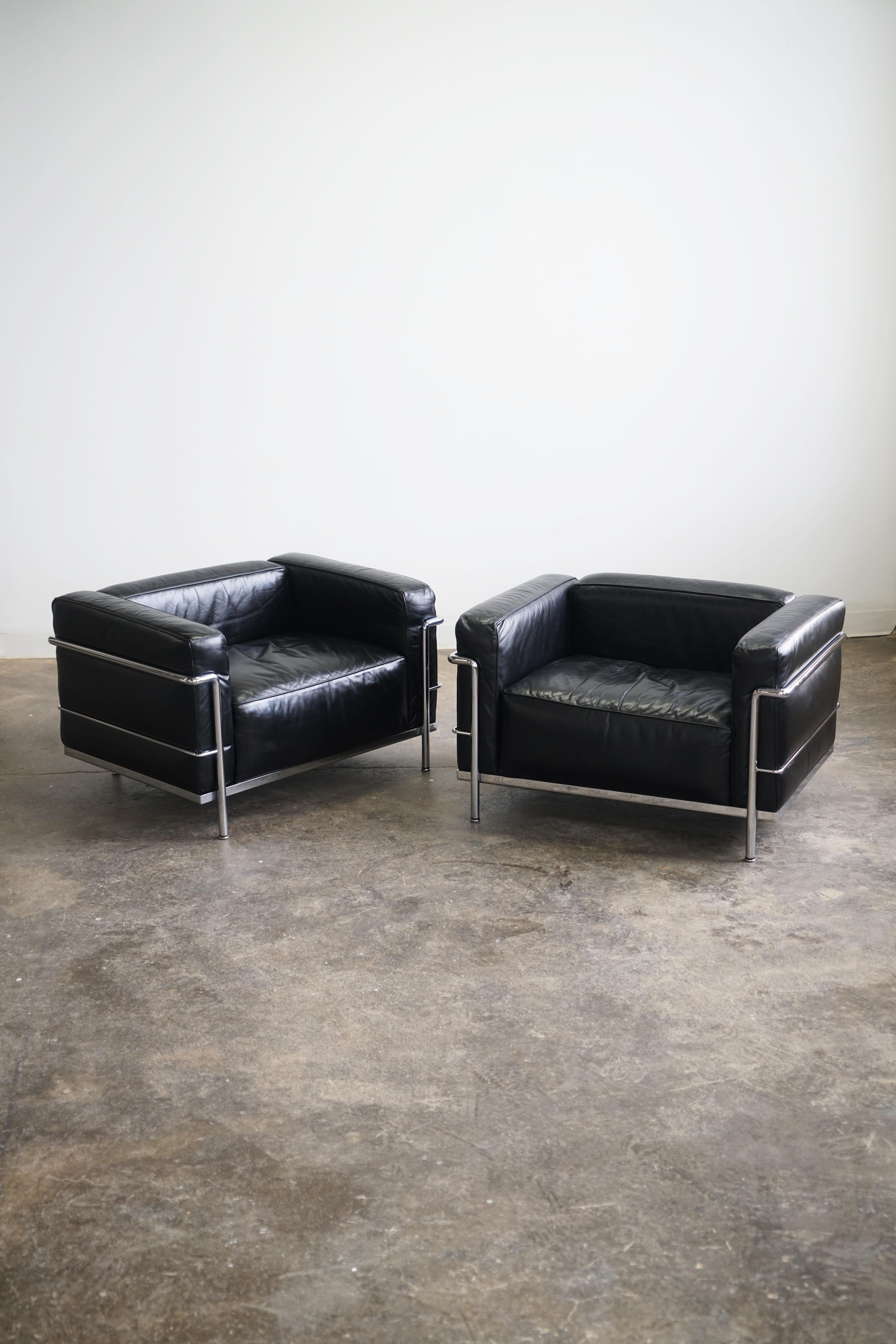 Bauhaus Paire de fauteuils LC3 Grand Modele de Le Corbusier pour Cassina, cuir noir en vente