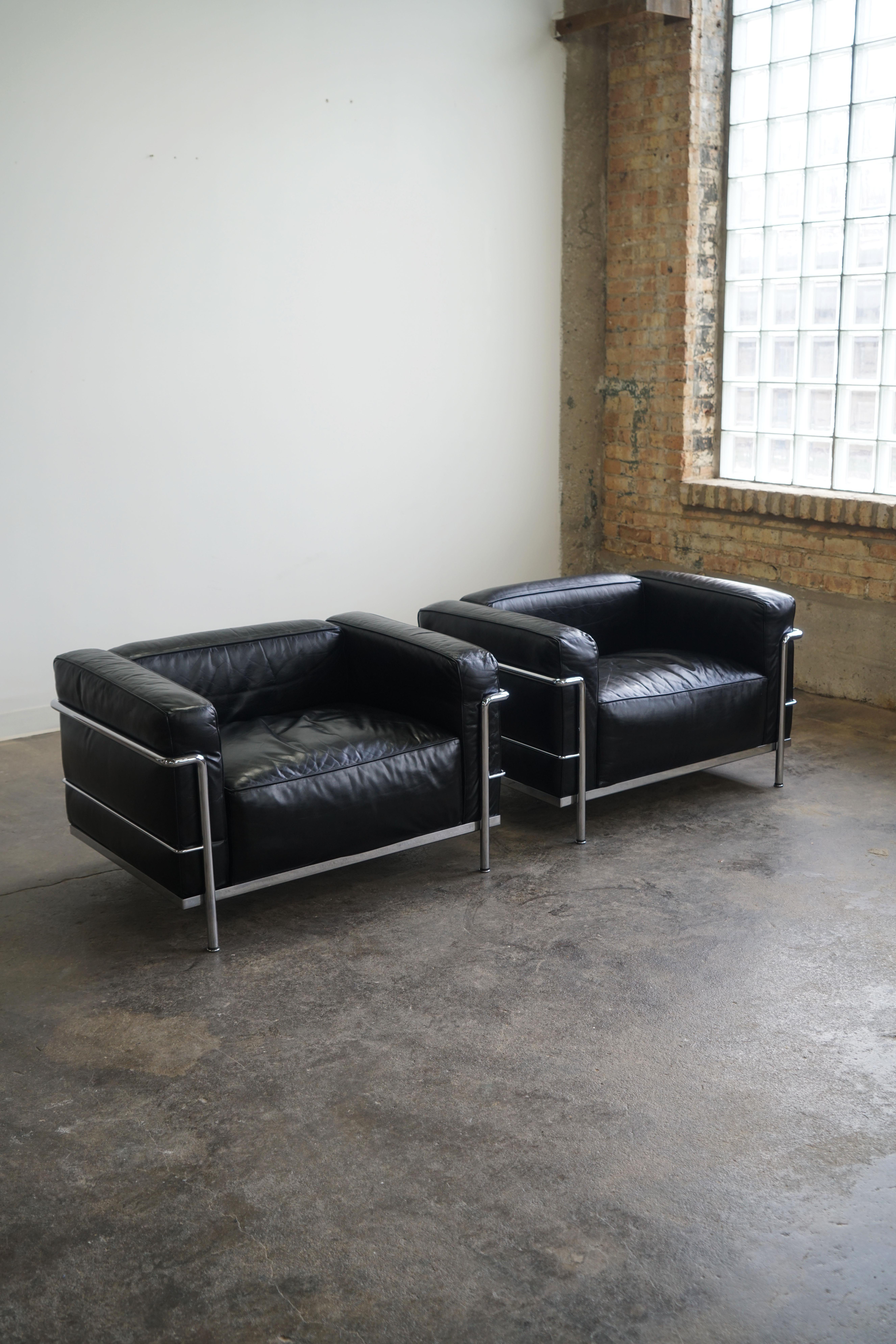 italien Paire de fauteuils LC3 Grand Modele de Le Corbusier pour Cassina, cuir noir en vente