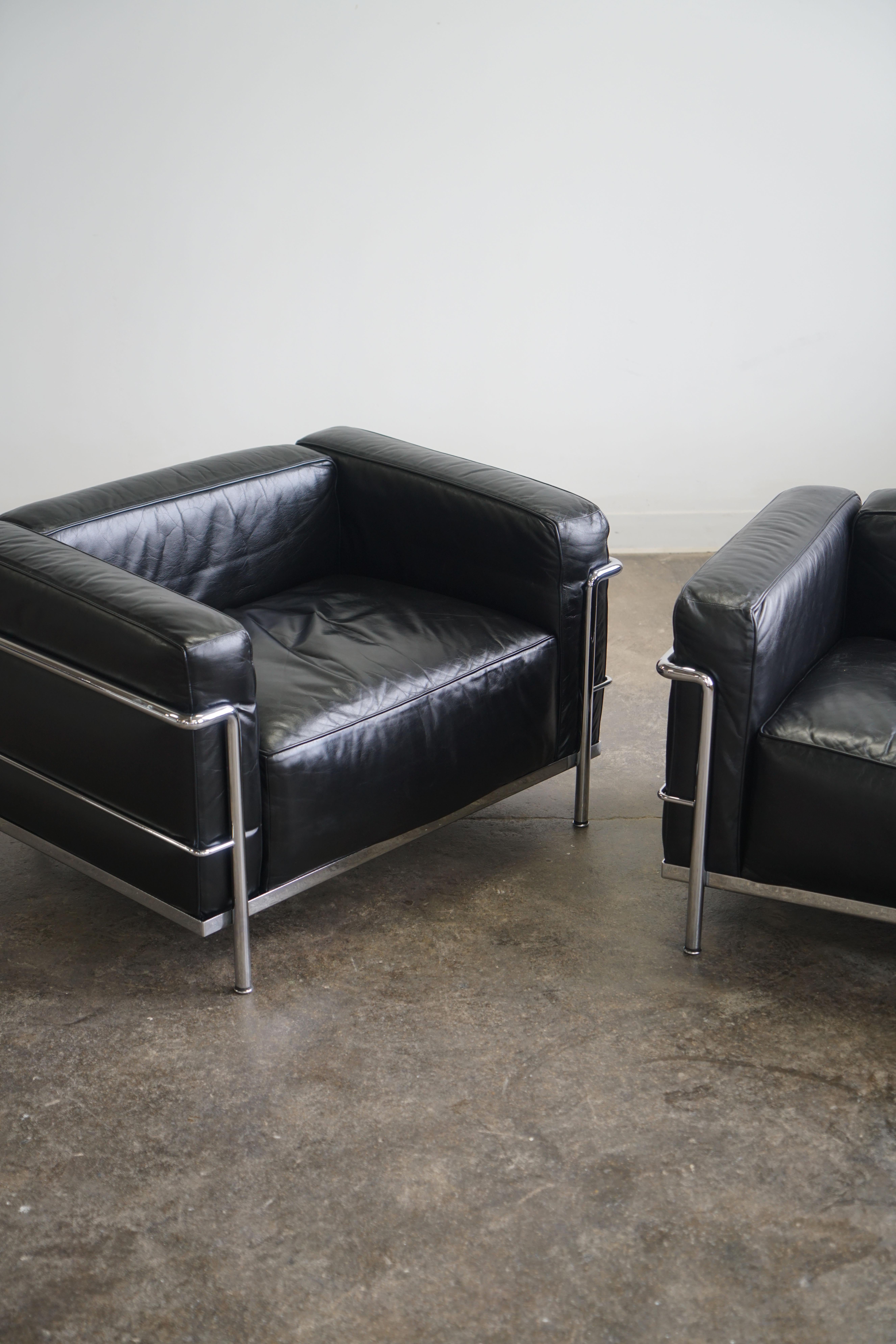 Paire de fauteuils LC3 Grand Modele de Le Corbusier pour Cassina, cuir noir Bon état - En vente à Chicago, IL