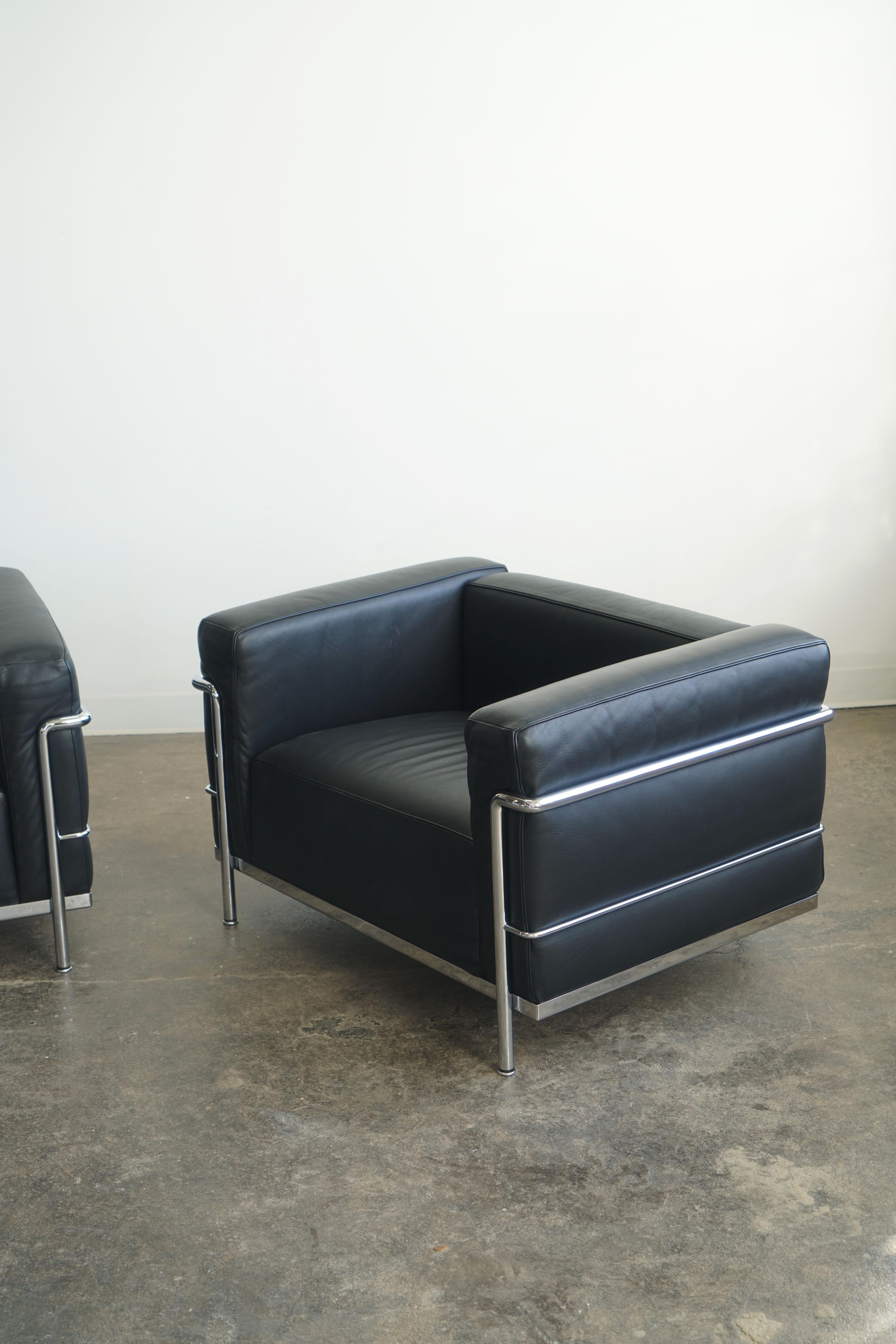 Pair of LC3 Grand Modele Armchairs by Le Corbusier for Cassina, black leather In Excellent Condition In Chicago, IL
