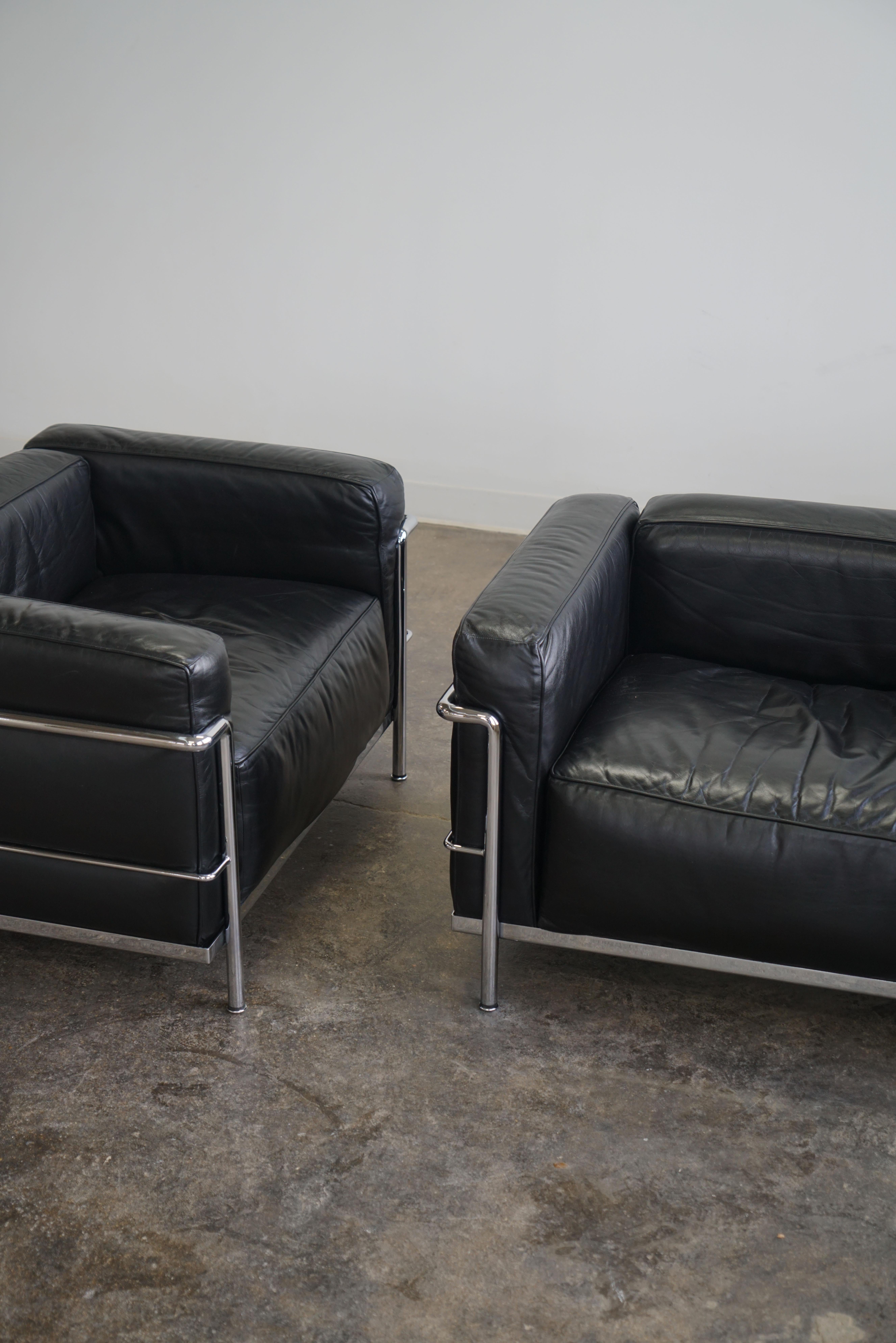 Bauhaus Pair of LC3 Grand Modele Armchairs by Le Corbusier for Cassina, black leather For Sale