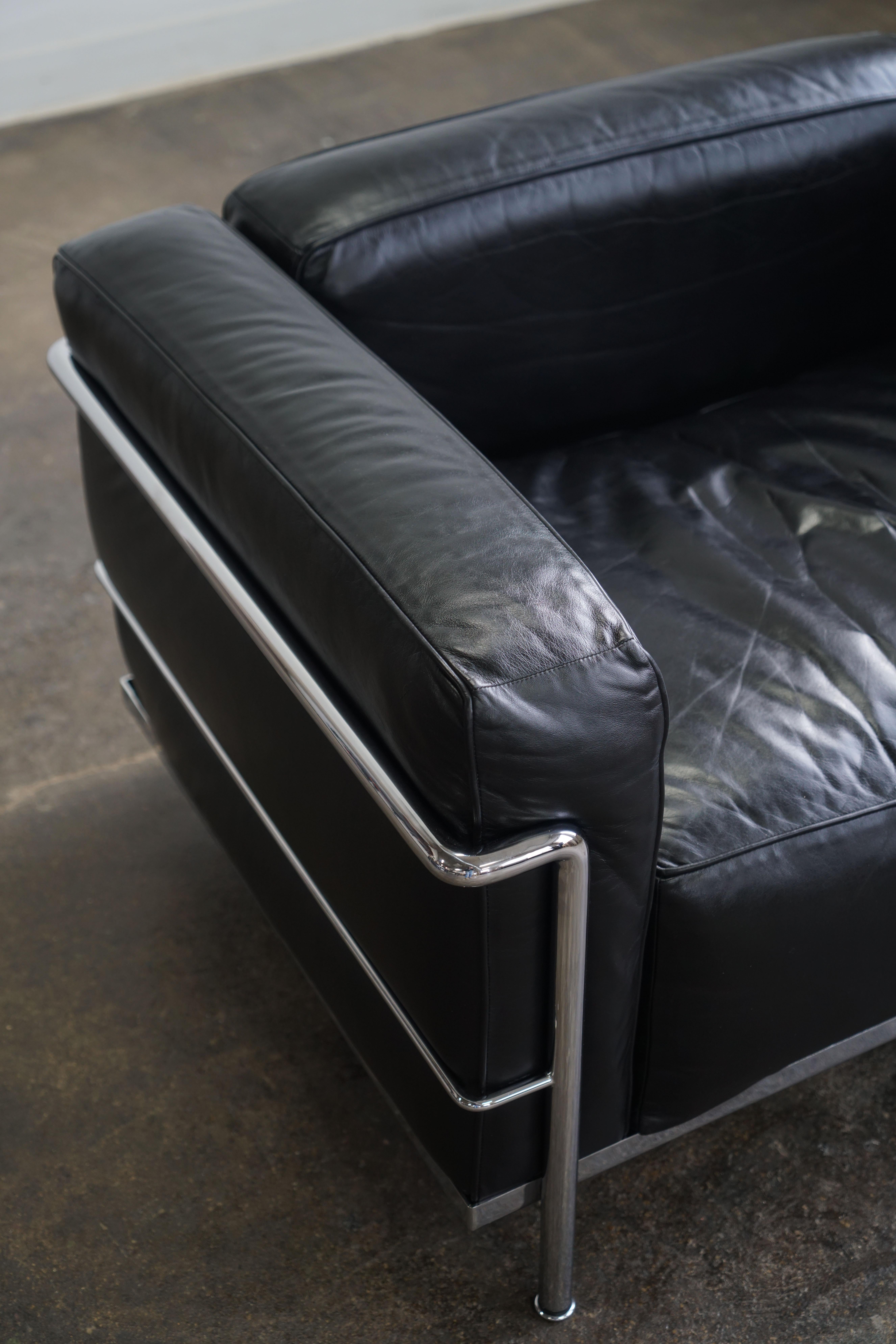 Pair of LC3 Grand Modele Armchairs by Le Corbusier for Cassina, black leather In Good Condition For Sale In Chicago, IL