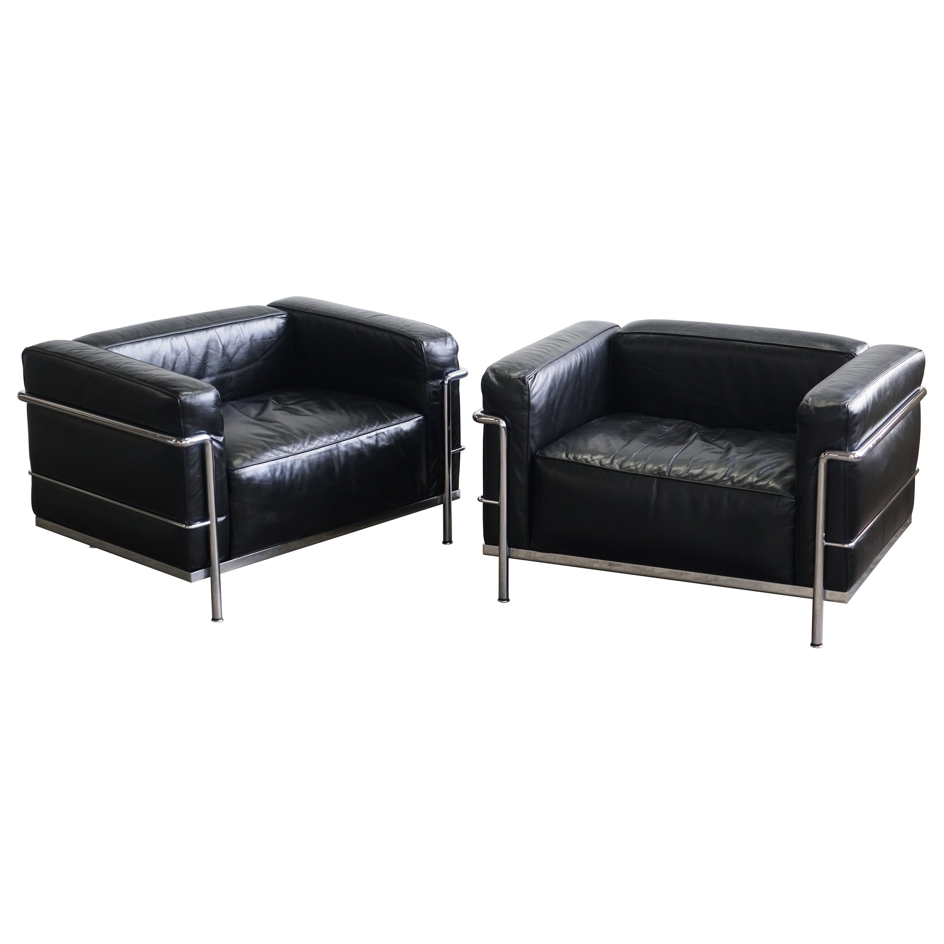 Ein Paar LC3 Grand Modele-Sessel von Le Corbusier für Cassina, schwarzes Leder