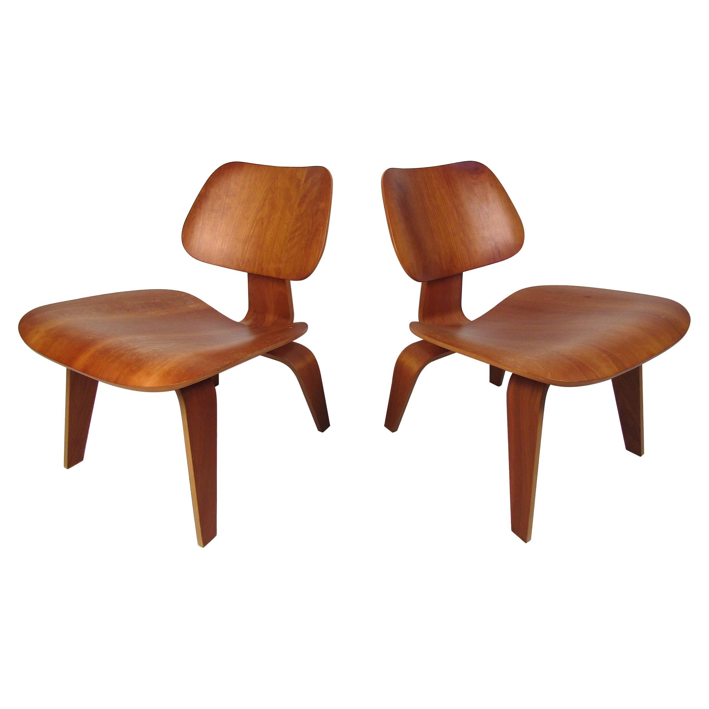 Pareja de sillas LCW de madera curvada de Eames para Herman Miller