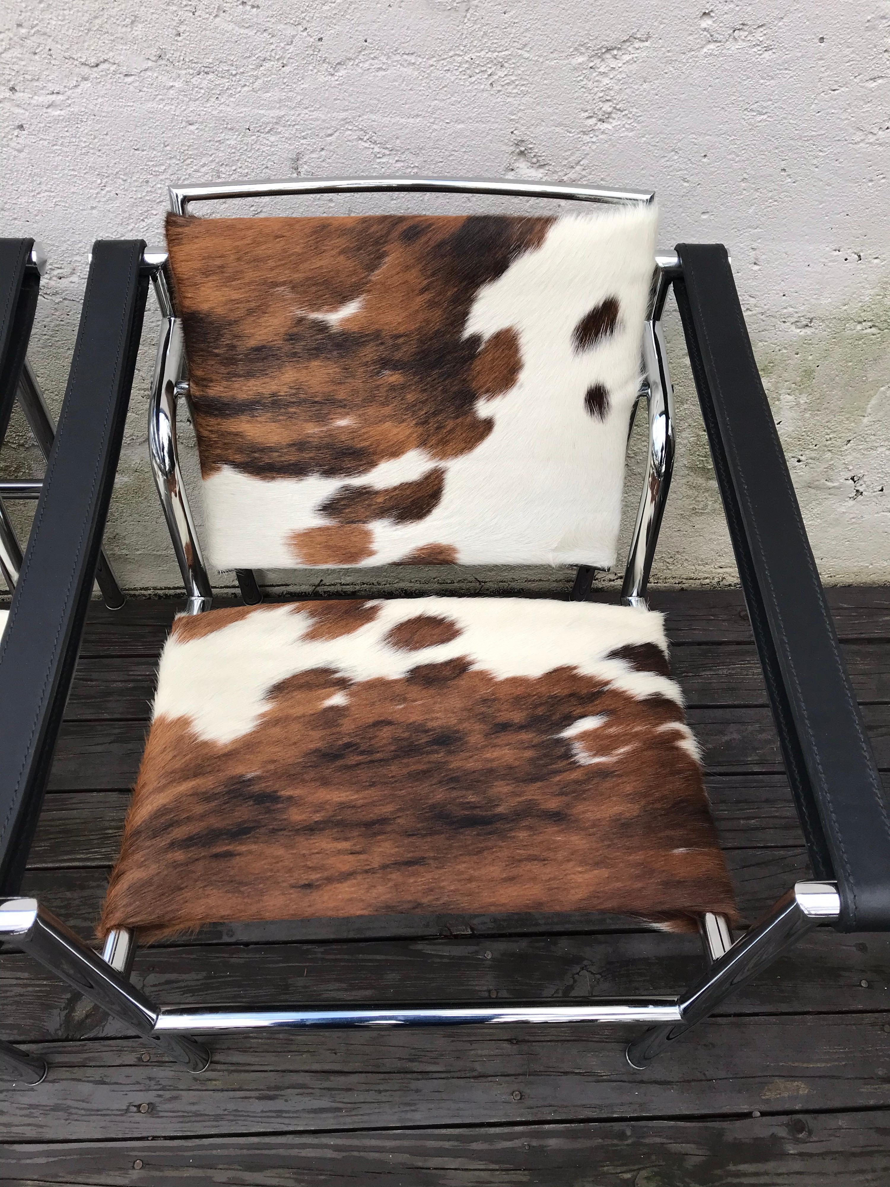 Cowhide Pair of Le Corbusier LC1 Sling Chairs by Cassina, Italy, Late 20th Century