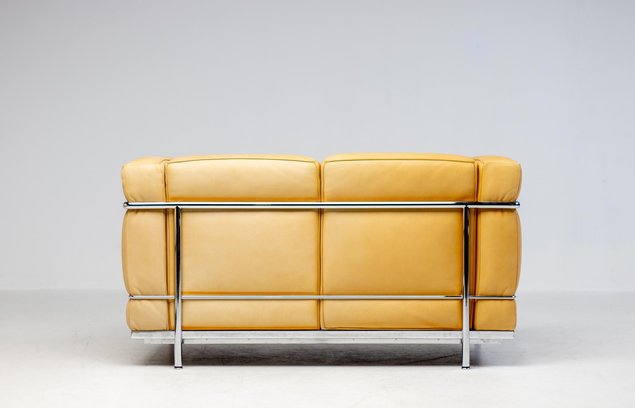 Pair of Le Corbusier LC2 3-Seater Sofa by Cassina in Natural Leather In Good Condition In Dronten, NL