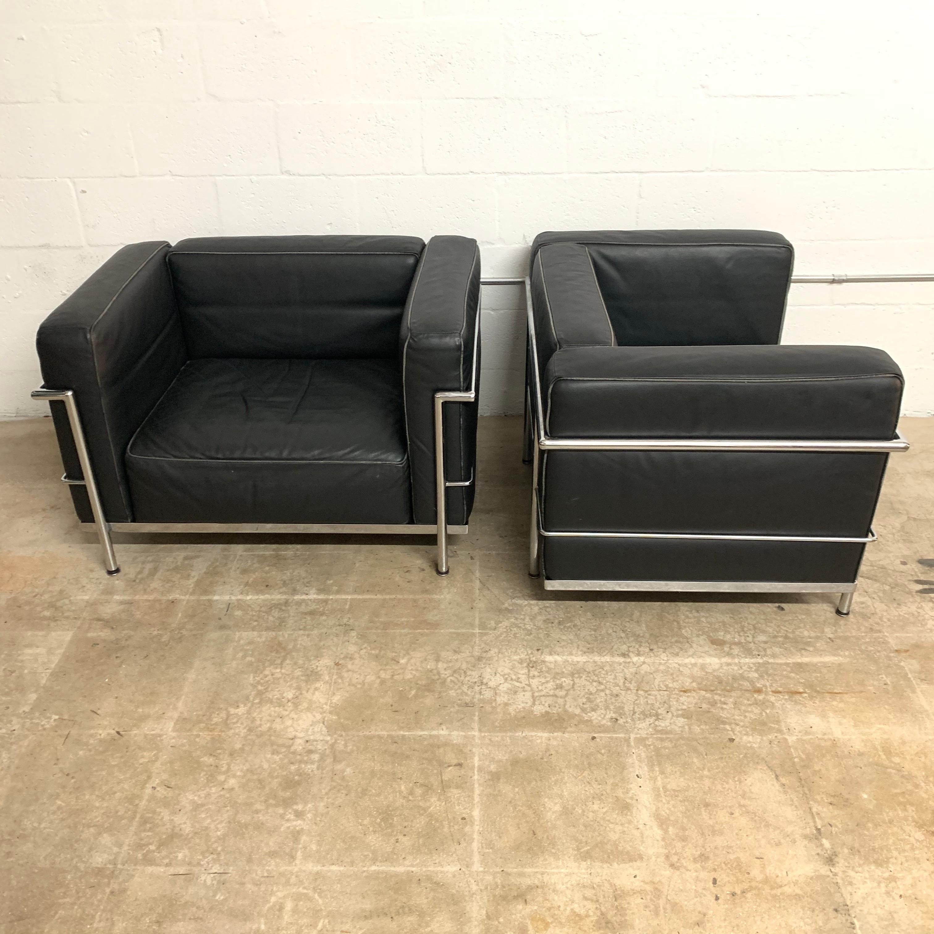 Set of two iconic chairs rendered in black and chrome-plated steel frame by Le Corbusier.