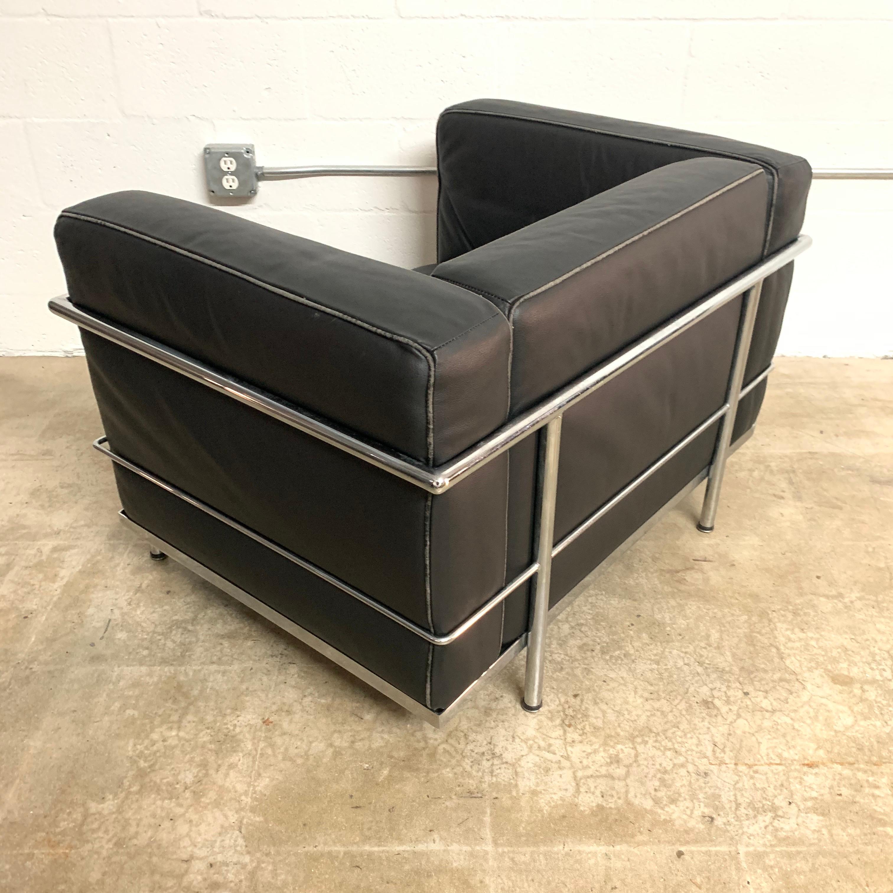 Pair of Le Corbusier LC3 Grand Confort Chairs Black and Chrome In Good Condition In Miami, FL
