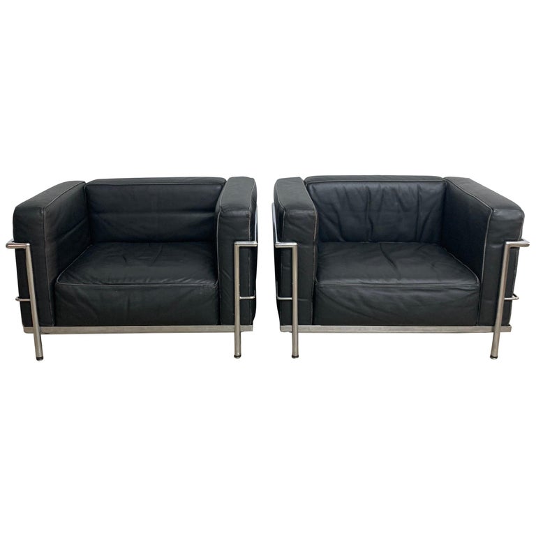 Pair of Le Corbusier LC3 Grand Confort Chairs Black and Chrome For Sale