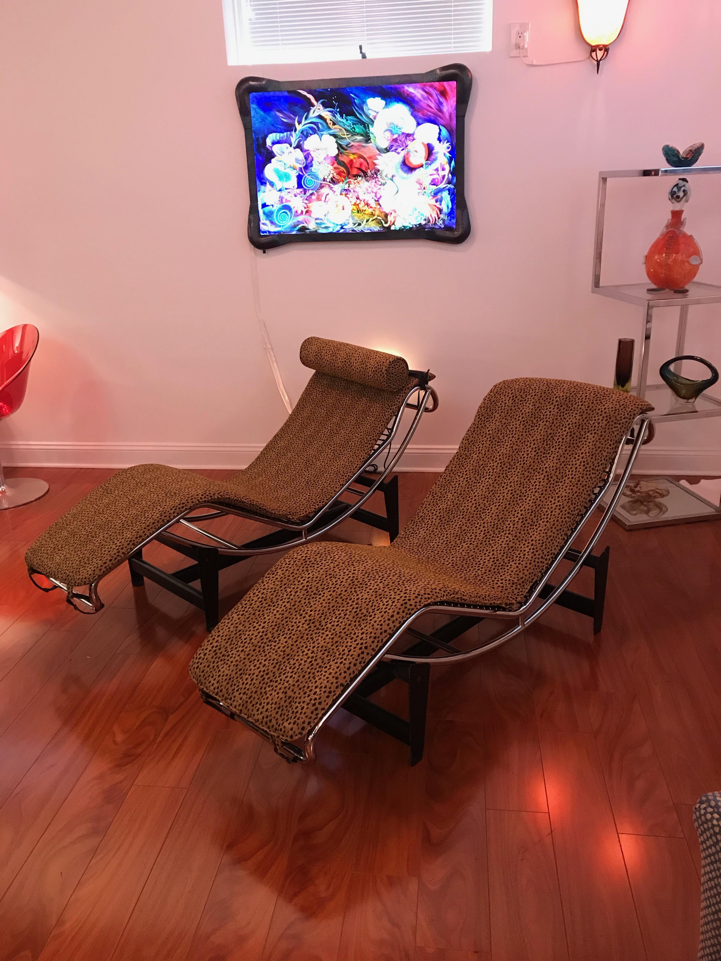 Mid-Century Modern Paire de fauteuils de salon Le Corbusier de style LC4 à imprimé léopard et chrome en vente