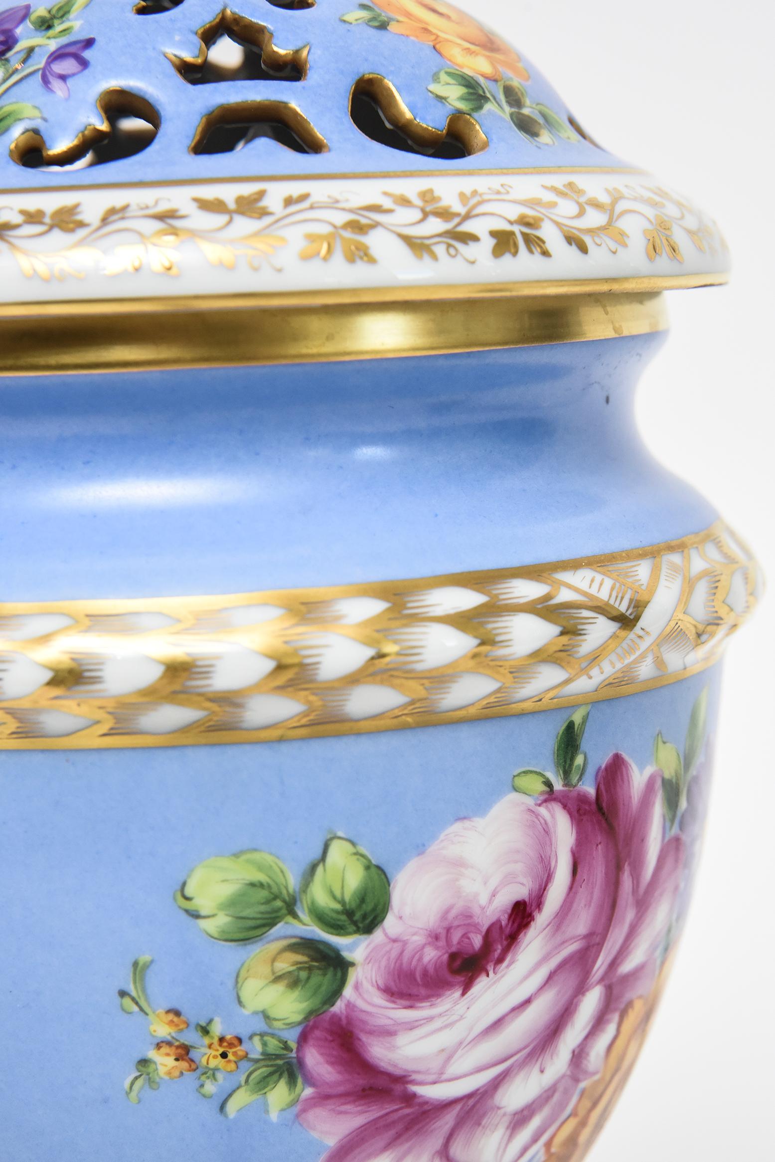 Paire de lampes urnes à parfum Pourri en porcelaine dorée bleue à motifs floraux Le Tallec Paris en vente 4