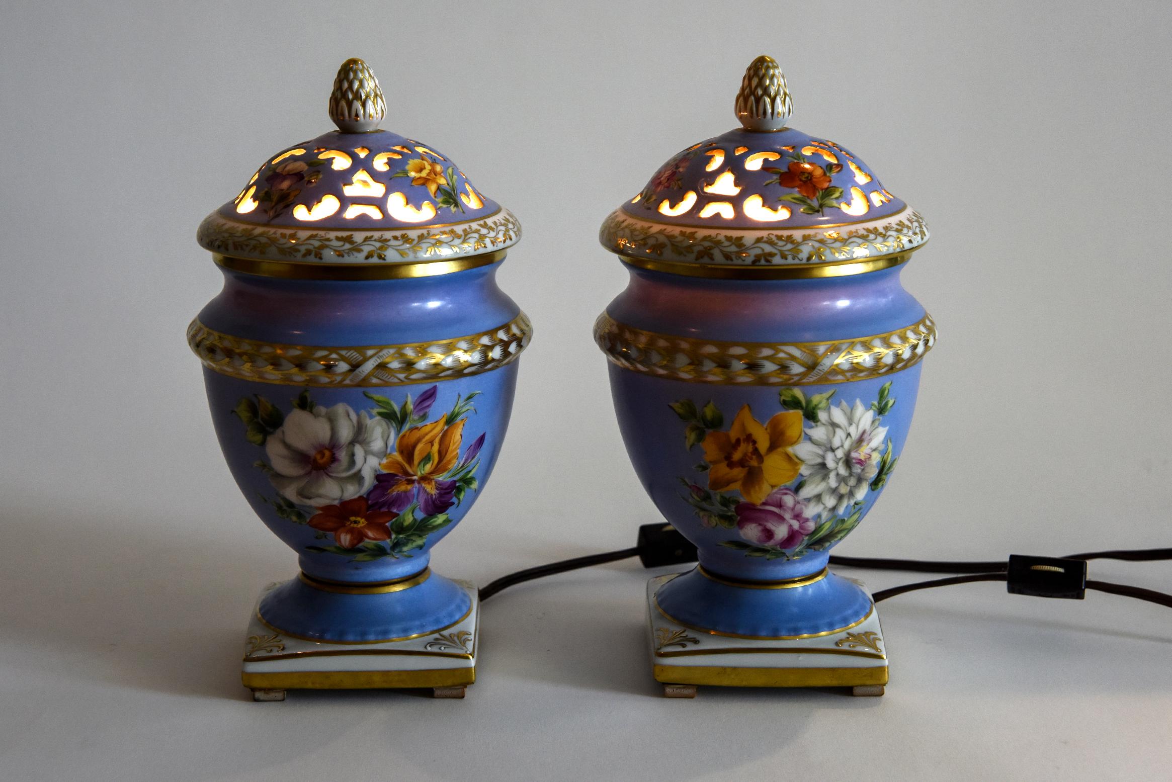 Paire de lampes urnes à parfum Pourri en porcelaine dorée bleue à motifs floraux Le Tallec Paris en vente 5