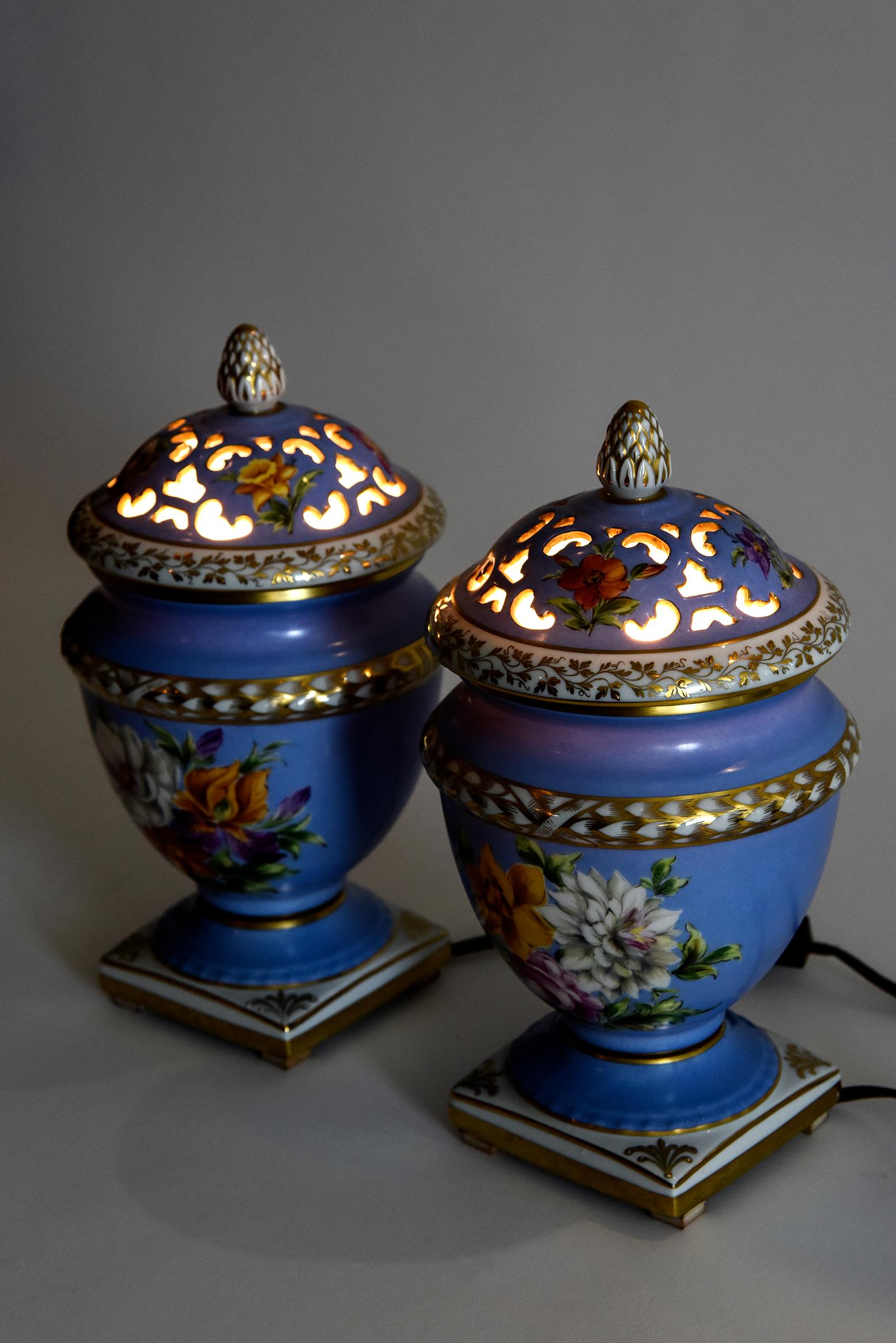 Paire de lampes urnes à parfum Pourri en porcelaine dorée bleue à motifs floraux Le Tallec Paris en vente 6