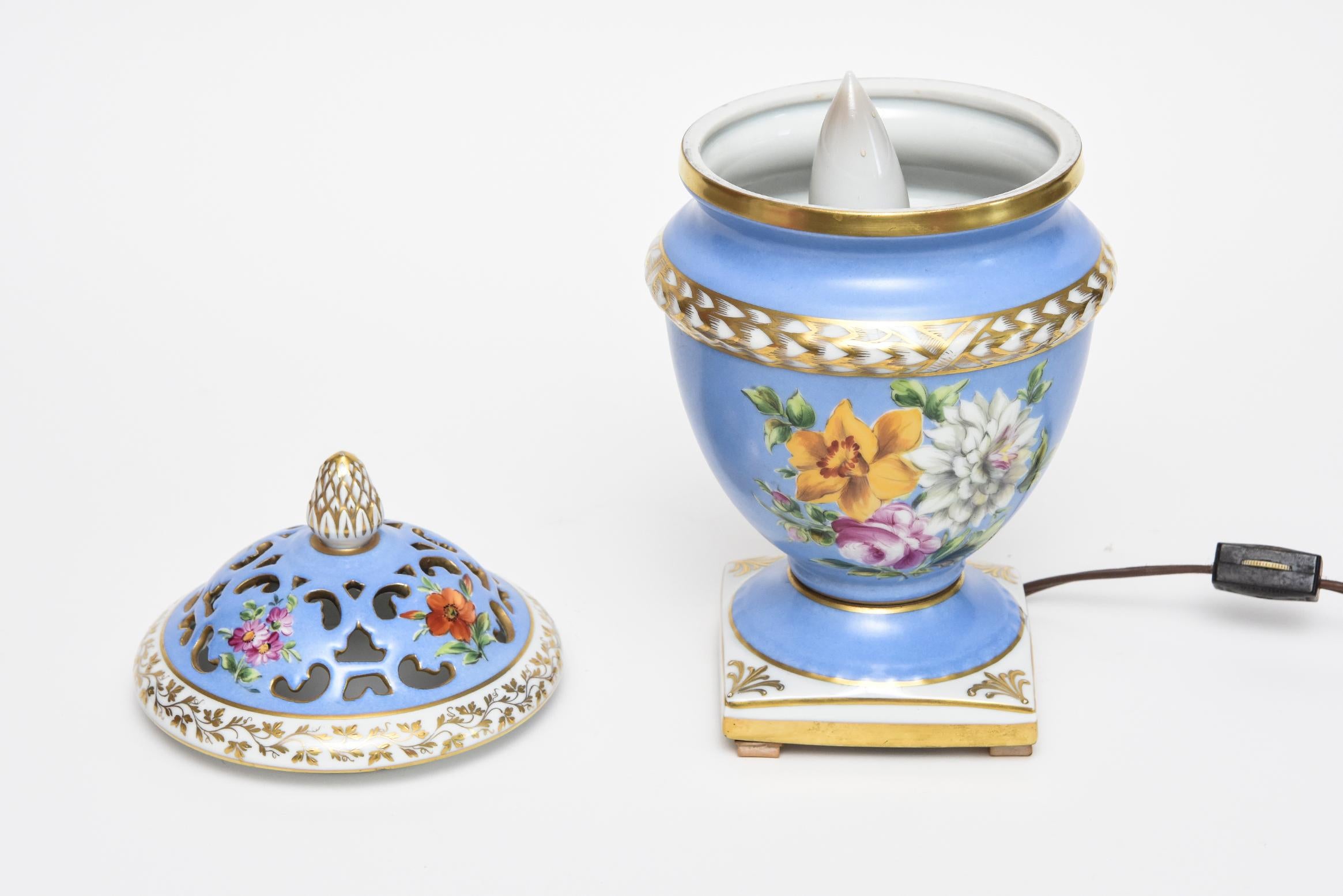 Paire de lampes urnes à parfum Pourri en porcelaine dorée bleue à motifs floraux Le Tallec Paris en vente 7