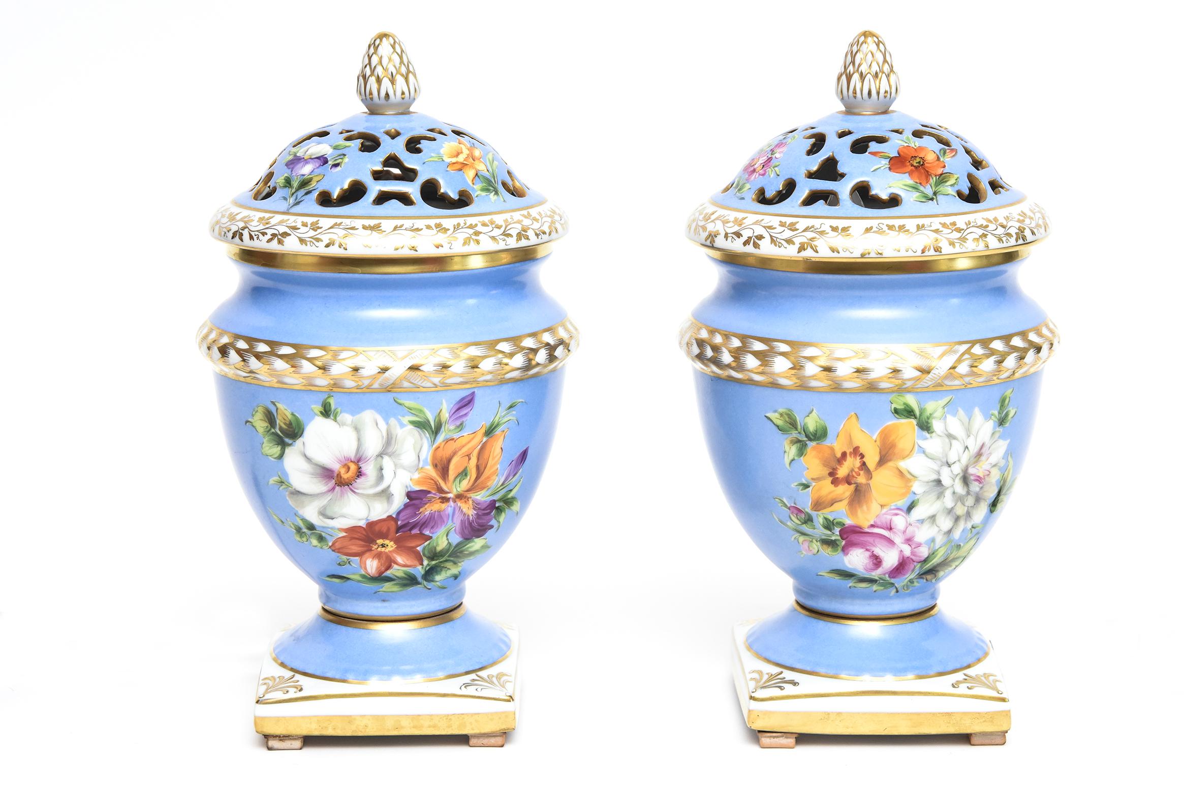 Paire de pots-pourris de Paris en porcelaine Le Tallec, datant du milieu du XXe siècle, de couleur bleu pâle et blanc, avec des décorations de fleurs peintes et des garnitures dorées. Ils ont des couvercles amovibles et ont été électrifiés en