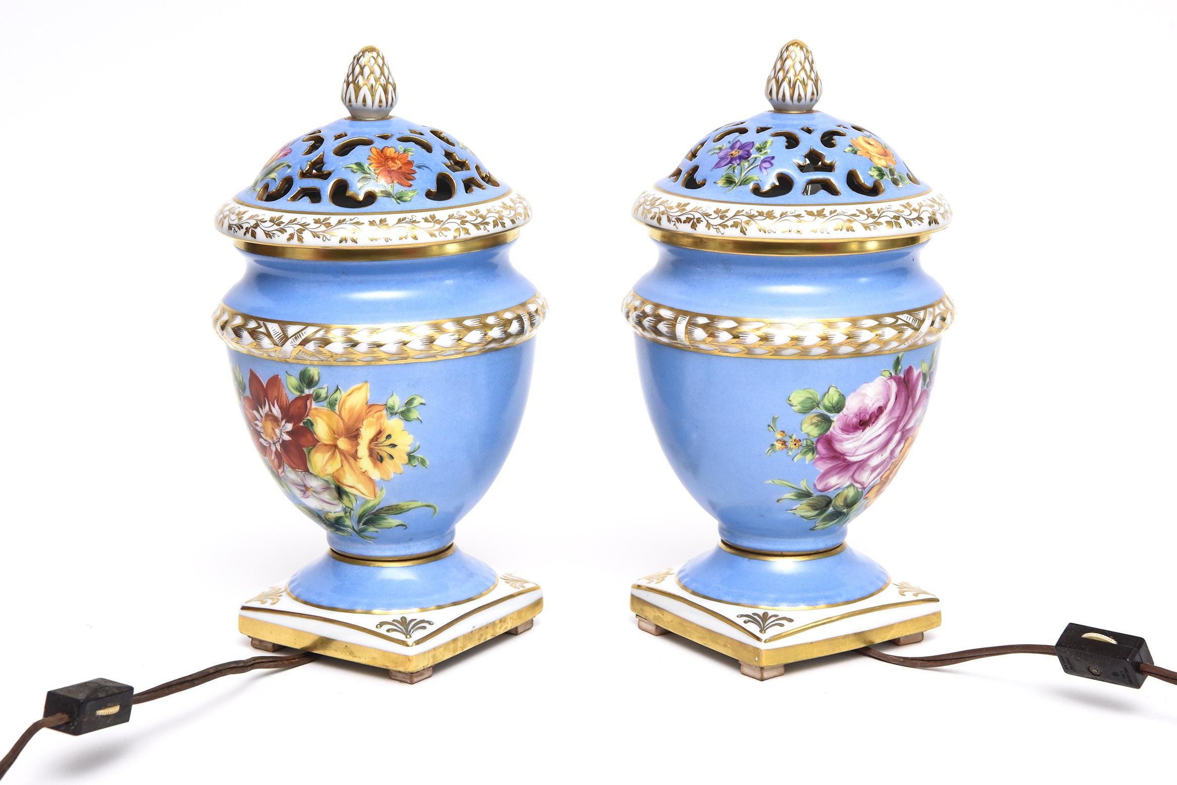 20ième siècle Paire de lampes urnes à parfum Pourri en porcelaine dorée bleue à motifs floraux Le Tallec Paris en vente