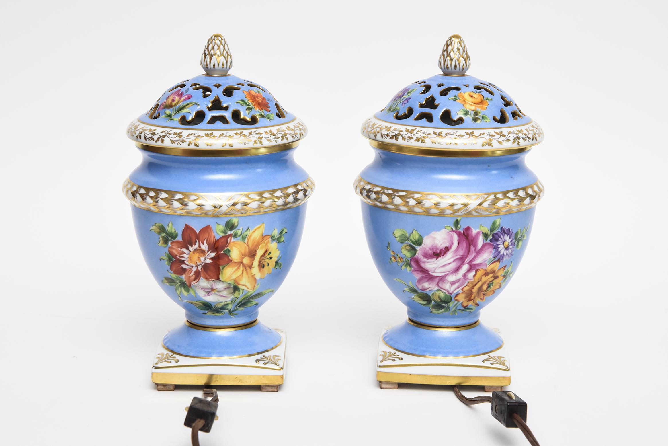 20ième siècle Paire de lampes urnes à parfum Pourri en porcelaine dorée bleue à motifs floraux Le Tallec Paris