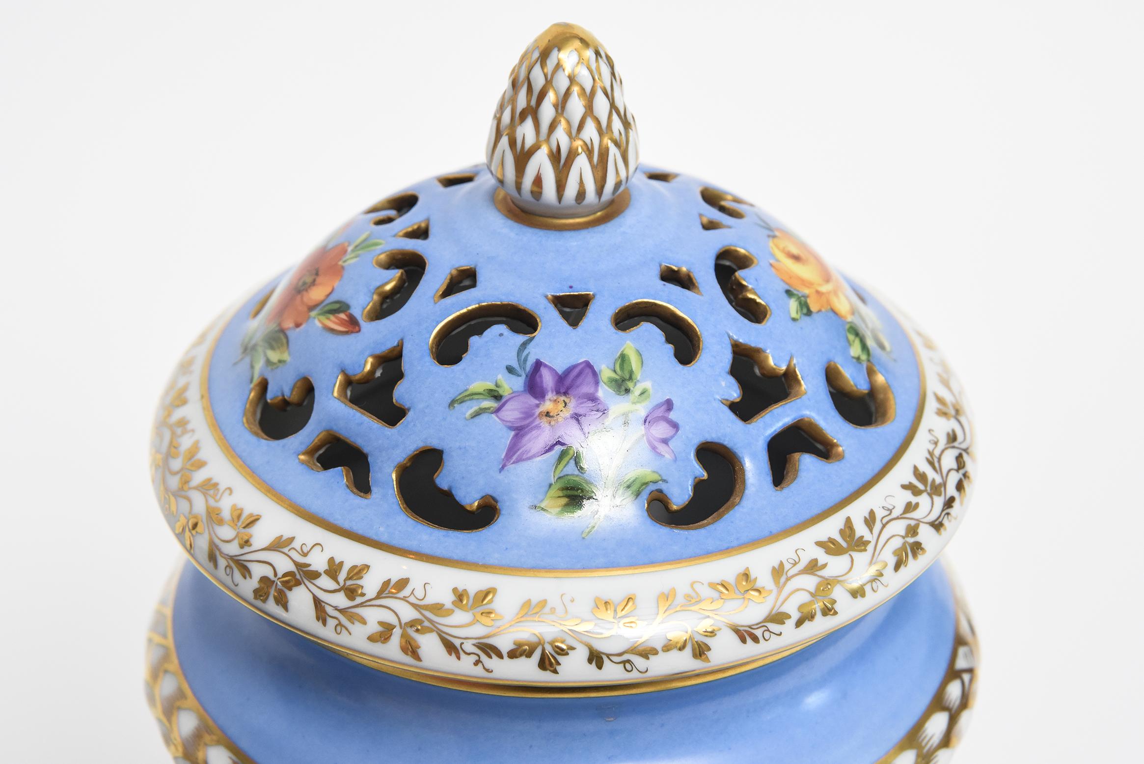 Paire de lampes urnes à parfum Pourri en porcelaine dorée bleue à motifs floraux Le Tallec Paris en vente 1
