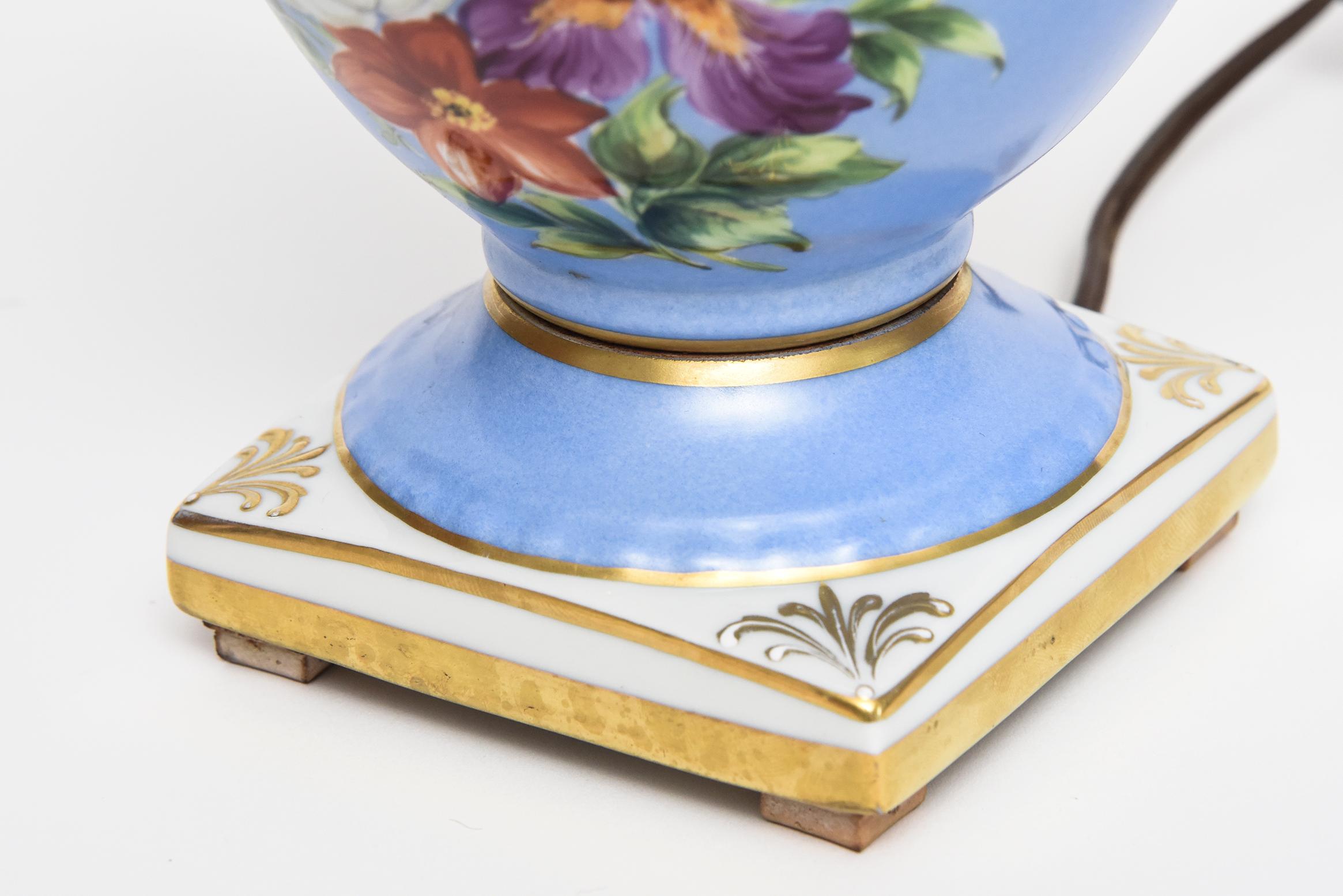 Paire de lampes urnes à parfum Pourri en porcelaine dorée bleue à motifs floraux Le Tallec Paris en vente 2