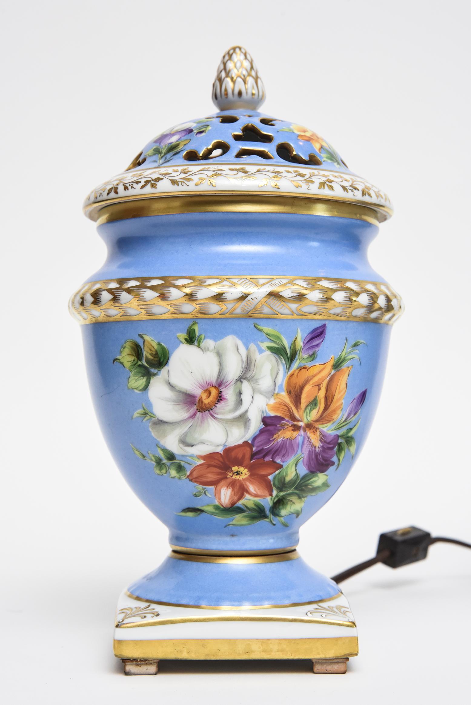 Paire de lampes urnes à parfum Pourri en porcelaine dorée bleue à motifs floraux Le Tallec Paris en vente 3