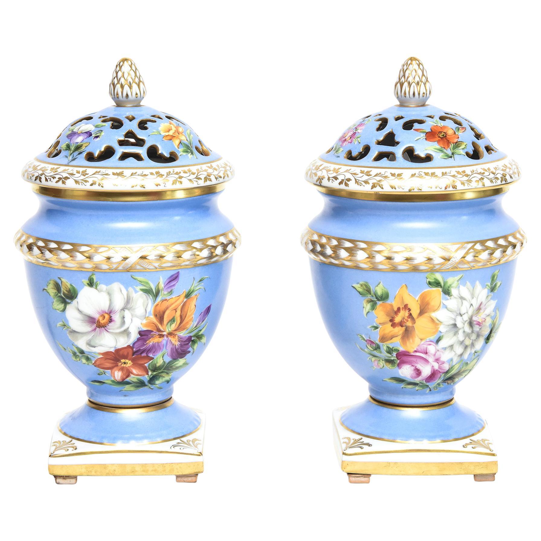 Paire de lampes urnes à parfum Pourri en porcelaine dorée bleue à motifs floraux Le Tallec Paris