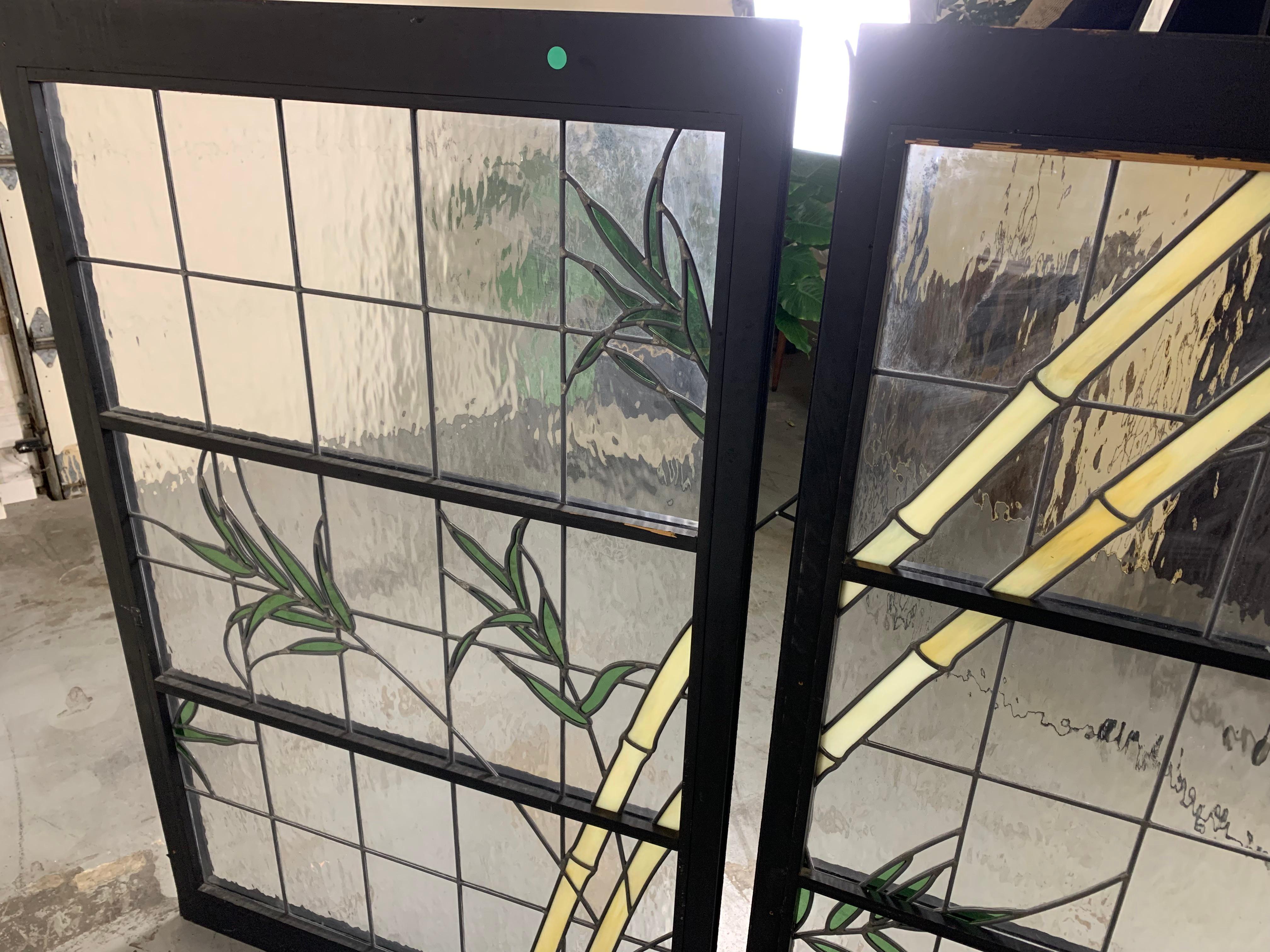 Pareja de ventanas de vidrio emplomado en marcos de madera en venta 2