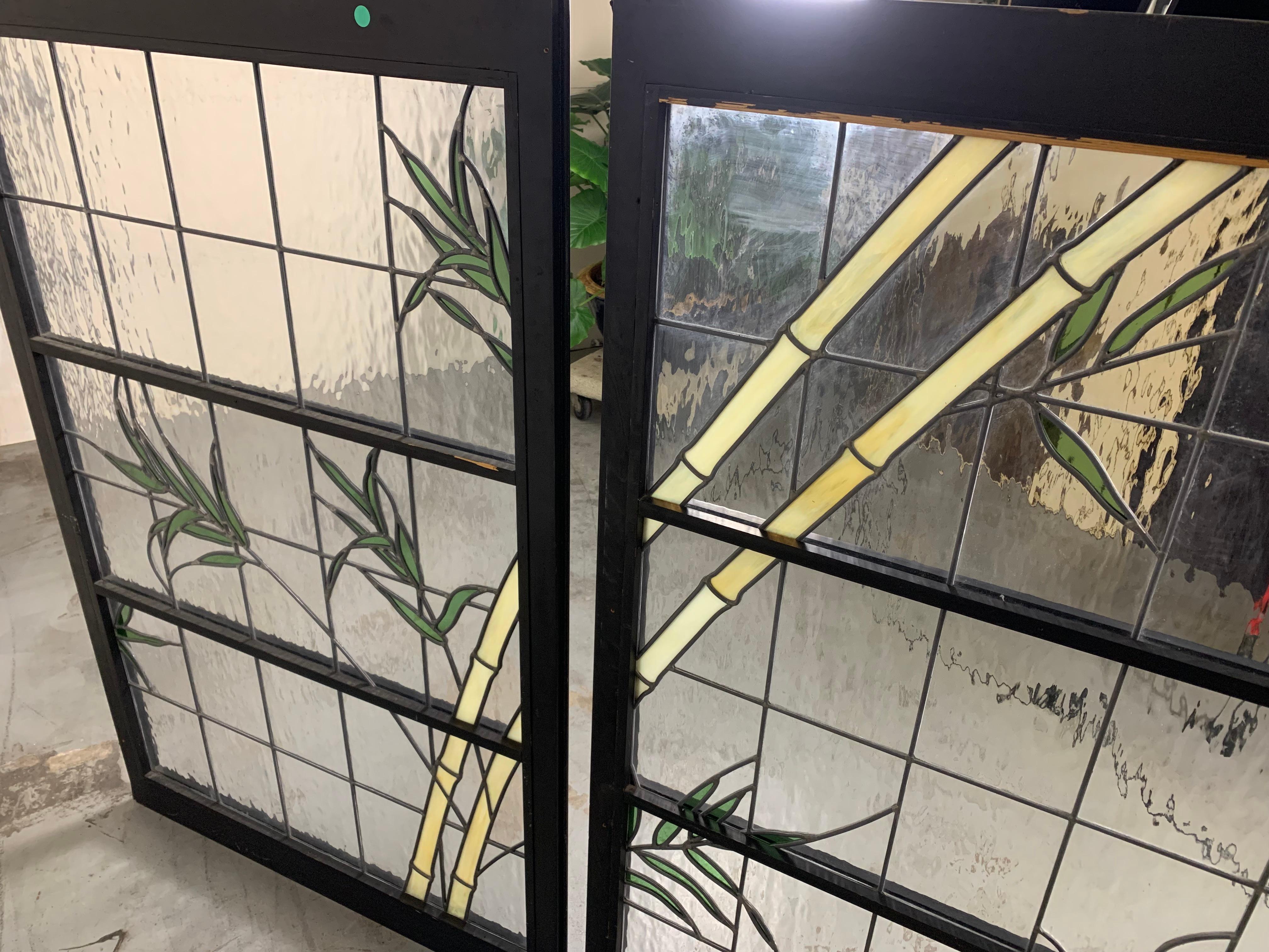 Pareja de ventanas de vidrio emplomado en marcos de madera en venta 3