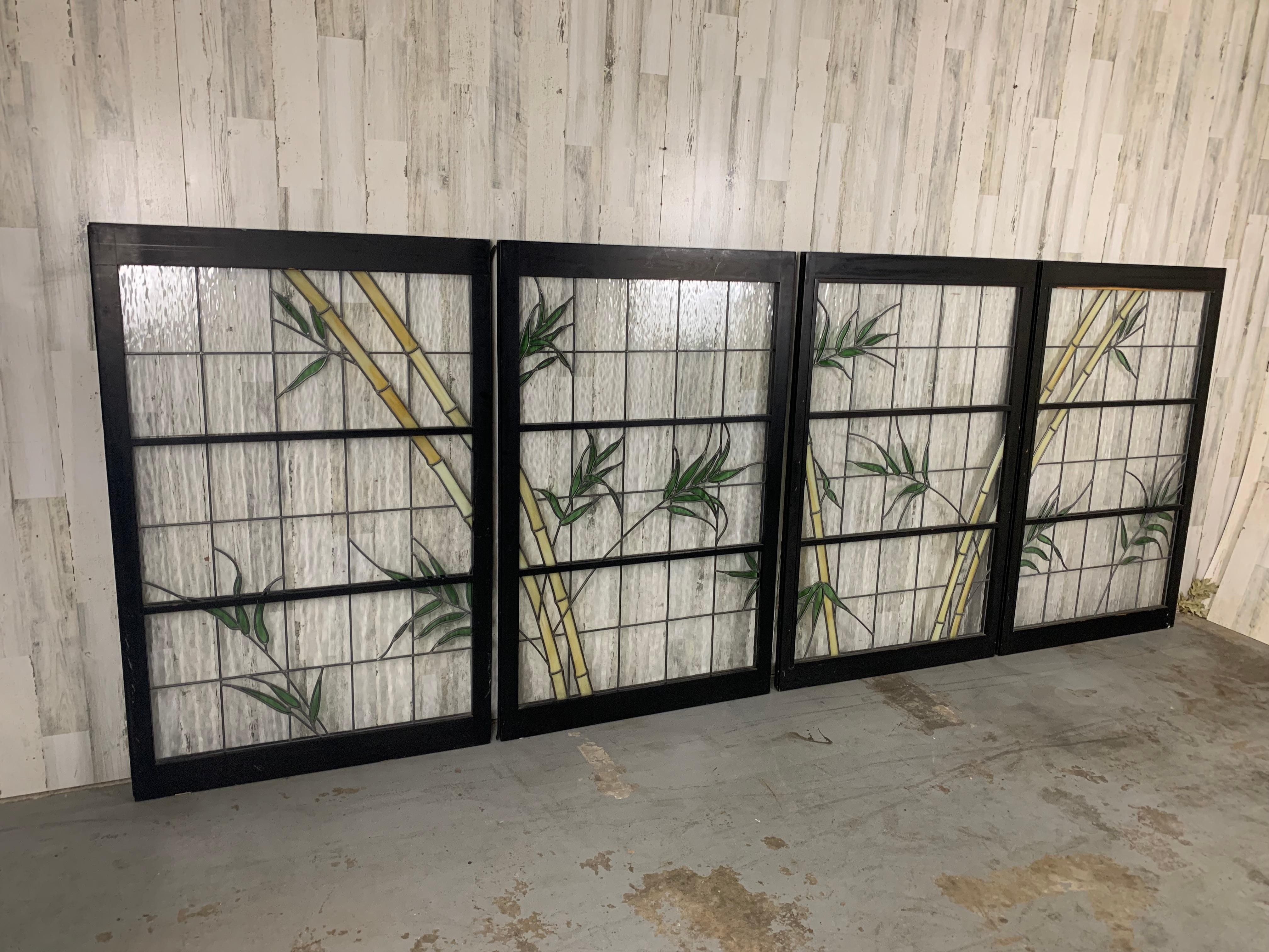 Pareja de ventanas de vidrio emplomado en marcos de madera en venta 4