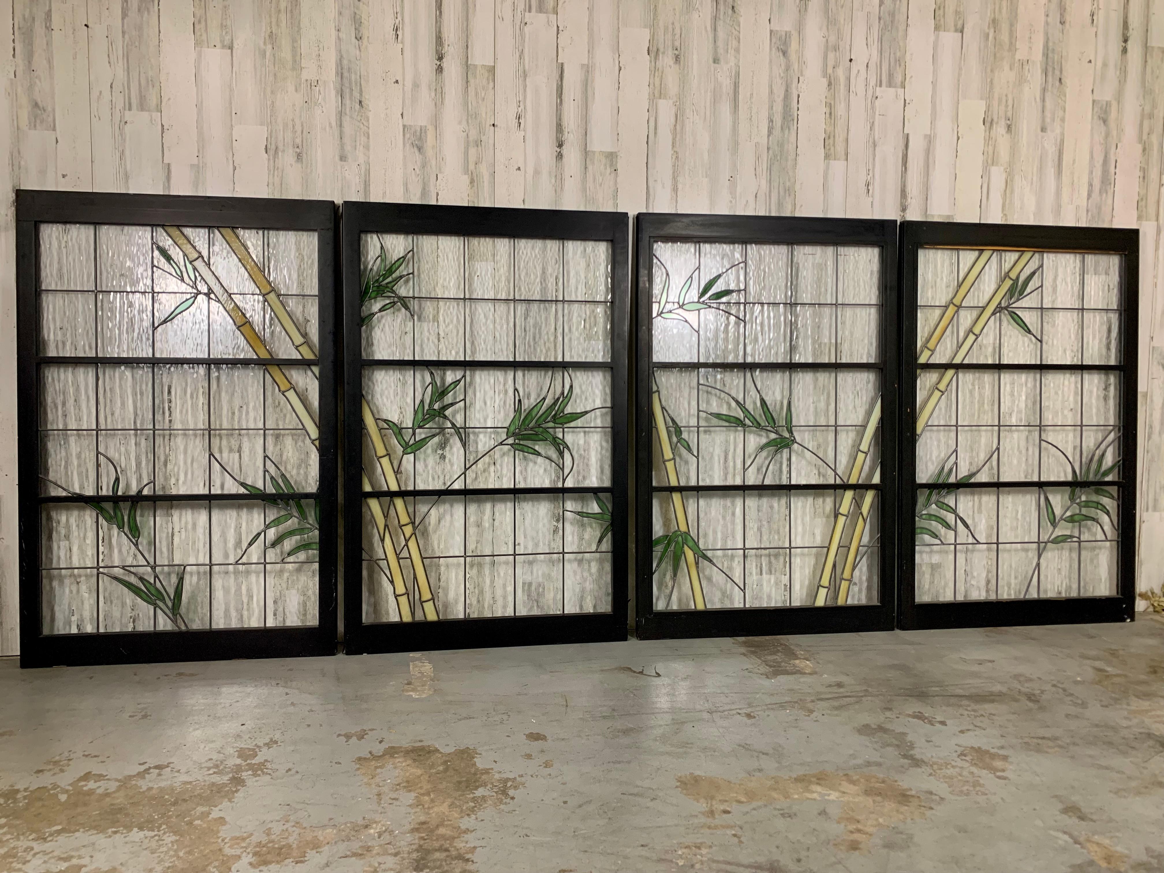 Pareja de ventanas de vidrio emplomado en marcos de madera en venta 5