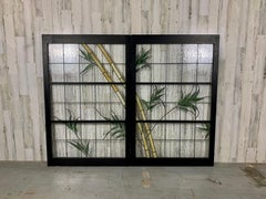 Paire de fenêtres en verre plombé dans un cadre en bois