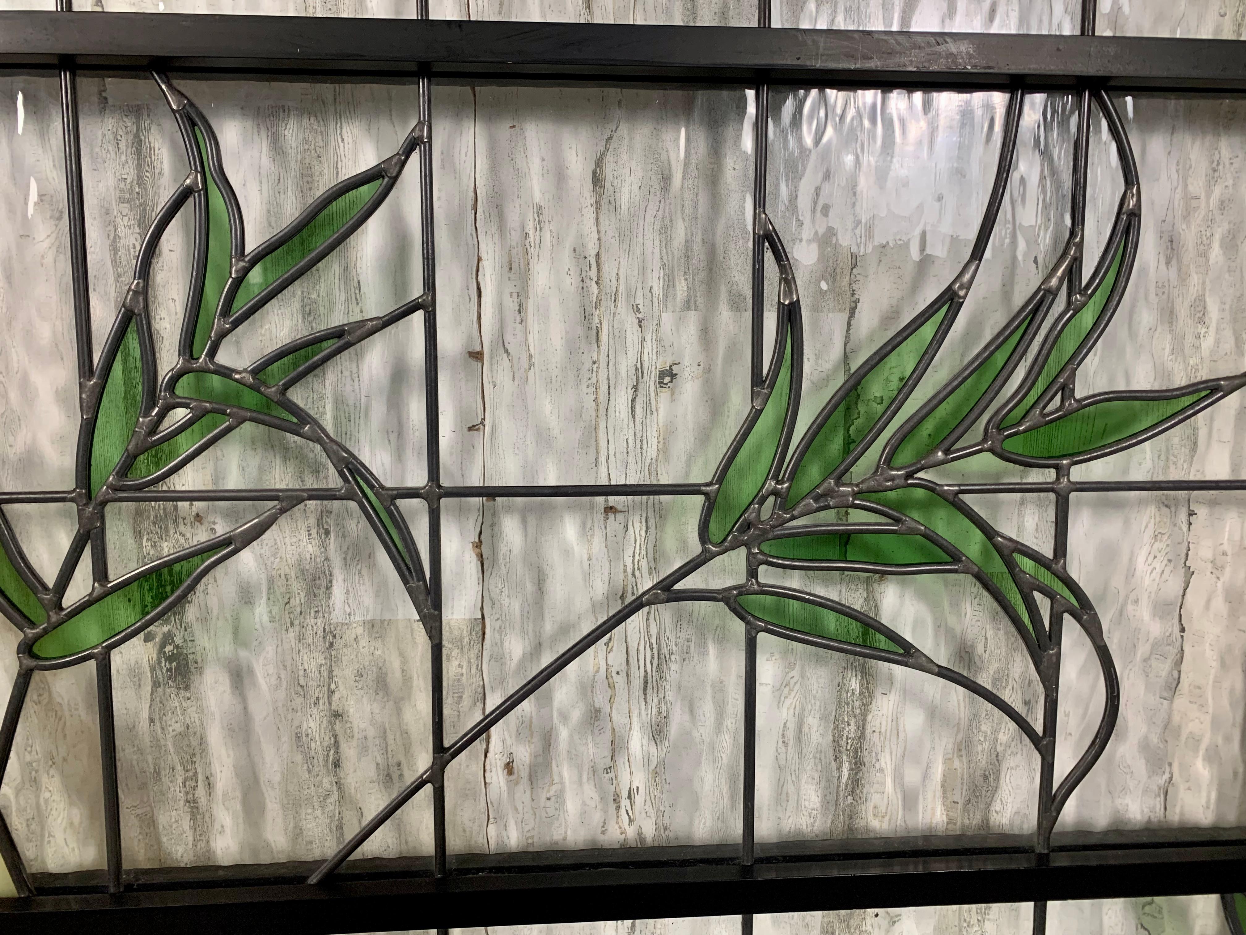 Pareja de ventanas de vidrio emplomado en marcos de madera Moderno orgánico en venta