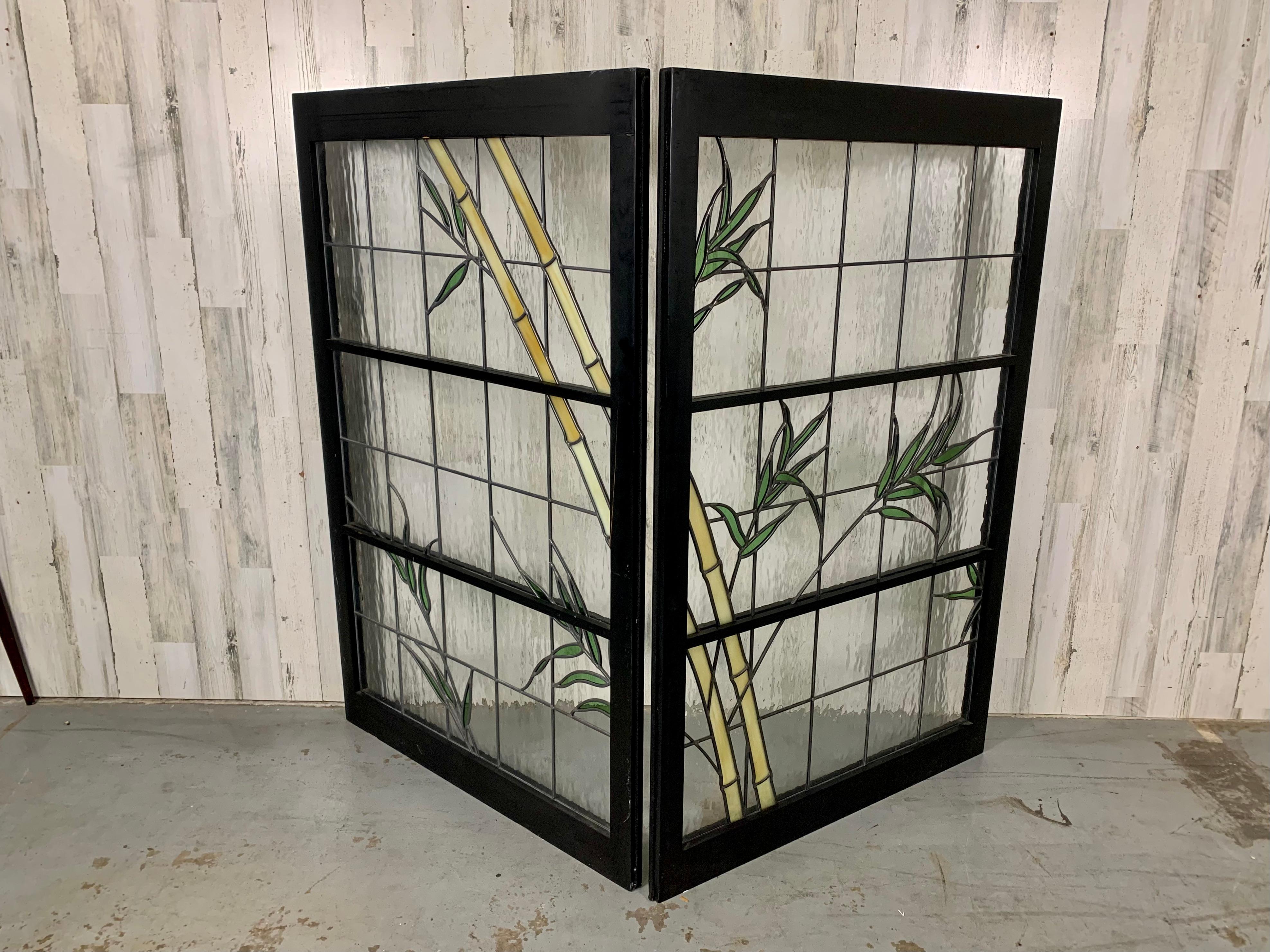 Pareja de ventanas de vidrio emplomado en marcos de madera en Bueno estado para la venta en Denton, TX