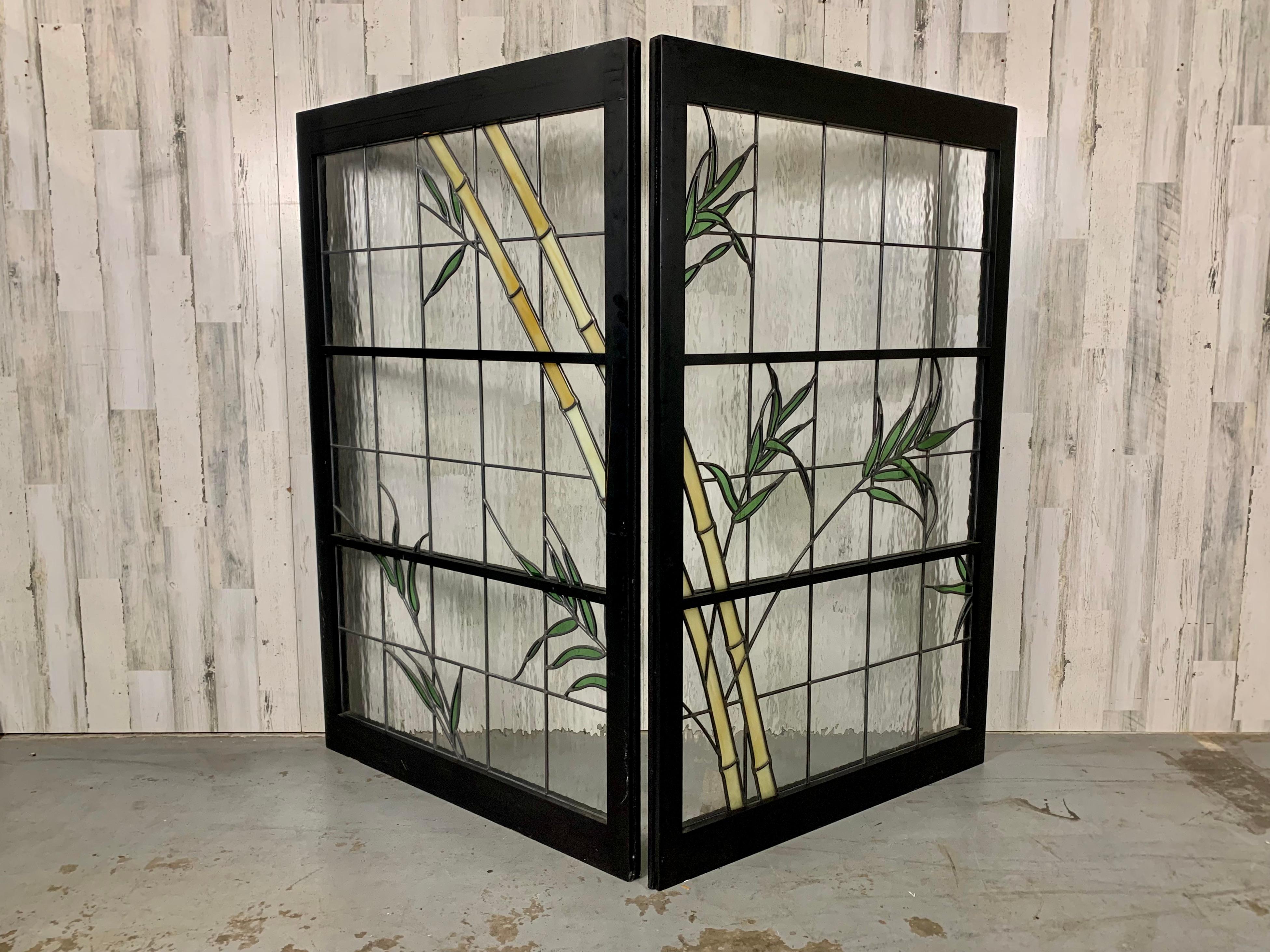 Pareja de ventanas de vidrio emplomado en marcos de madera siglo XX en venta